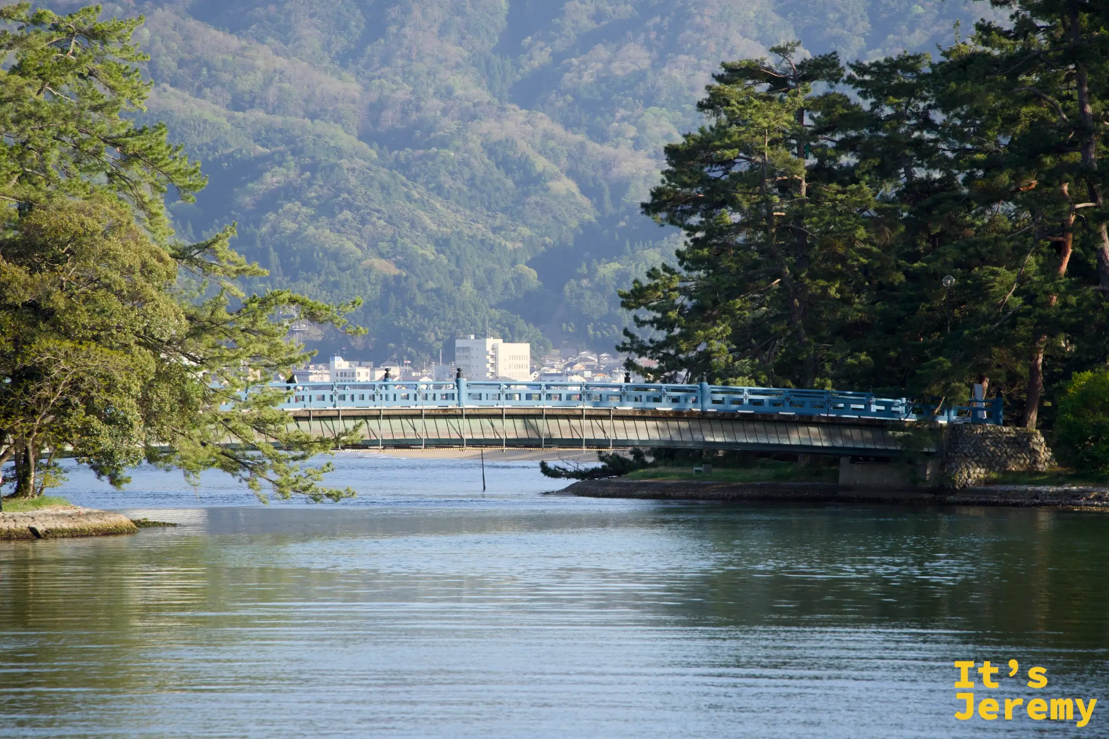 交通船から見た廻旋橋と松林