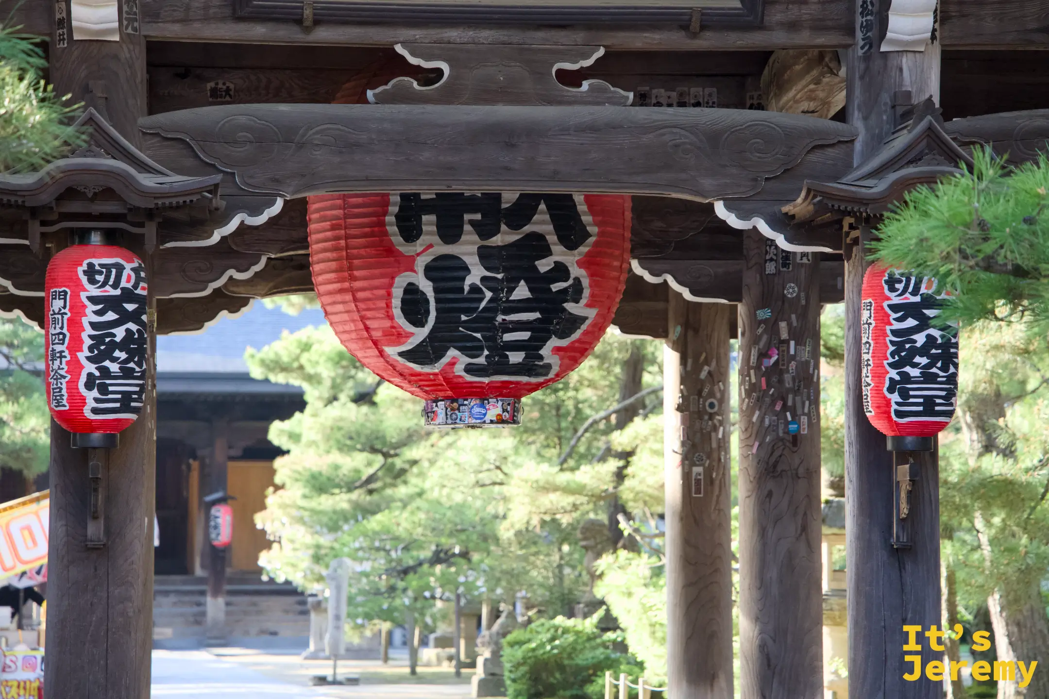 智恩寺山門内側の大提灯と「切文殊堂」の提灯