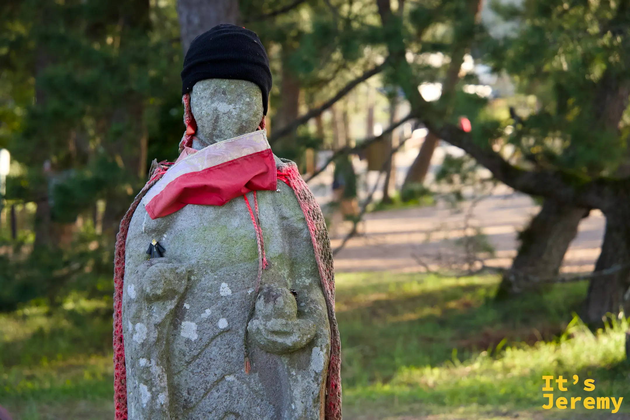 砂洲の地蔵菩薩像（ニット帽と前掛け）