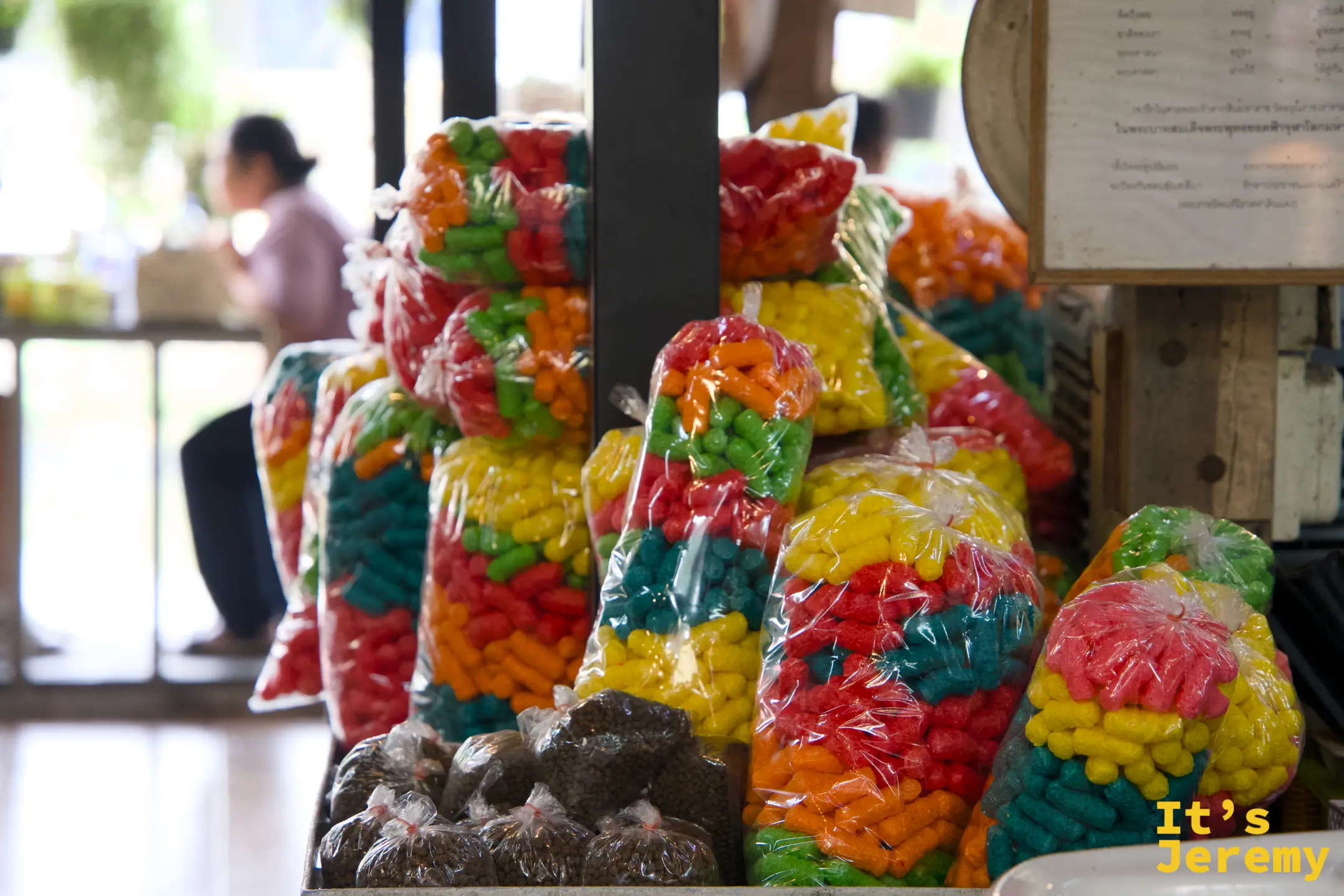 餐廳旁的商家在販賣五顏六色的魚飼料