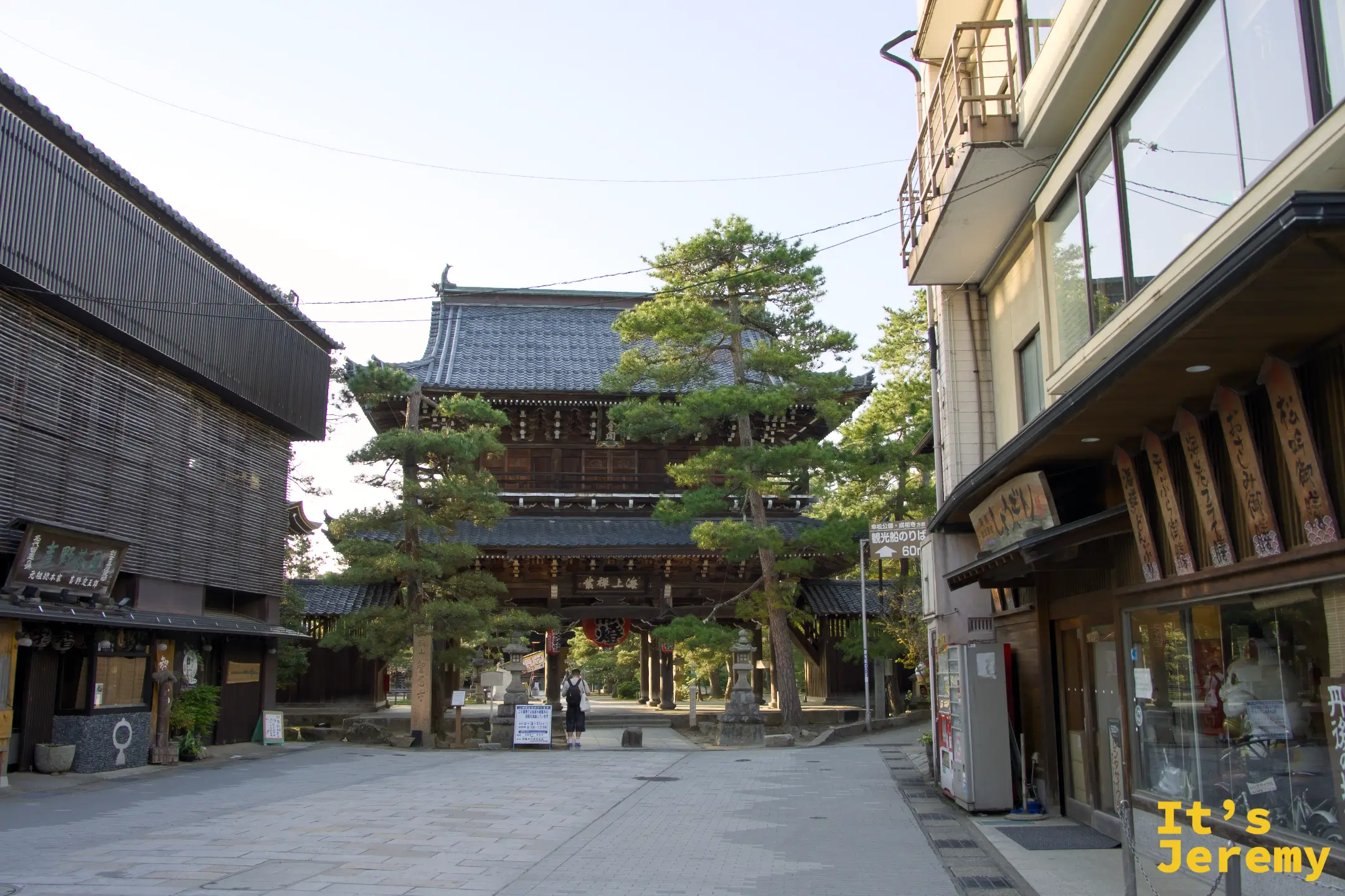 智恩寺の山門（正面から）と参道商店街