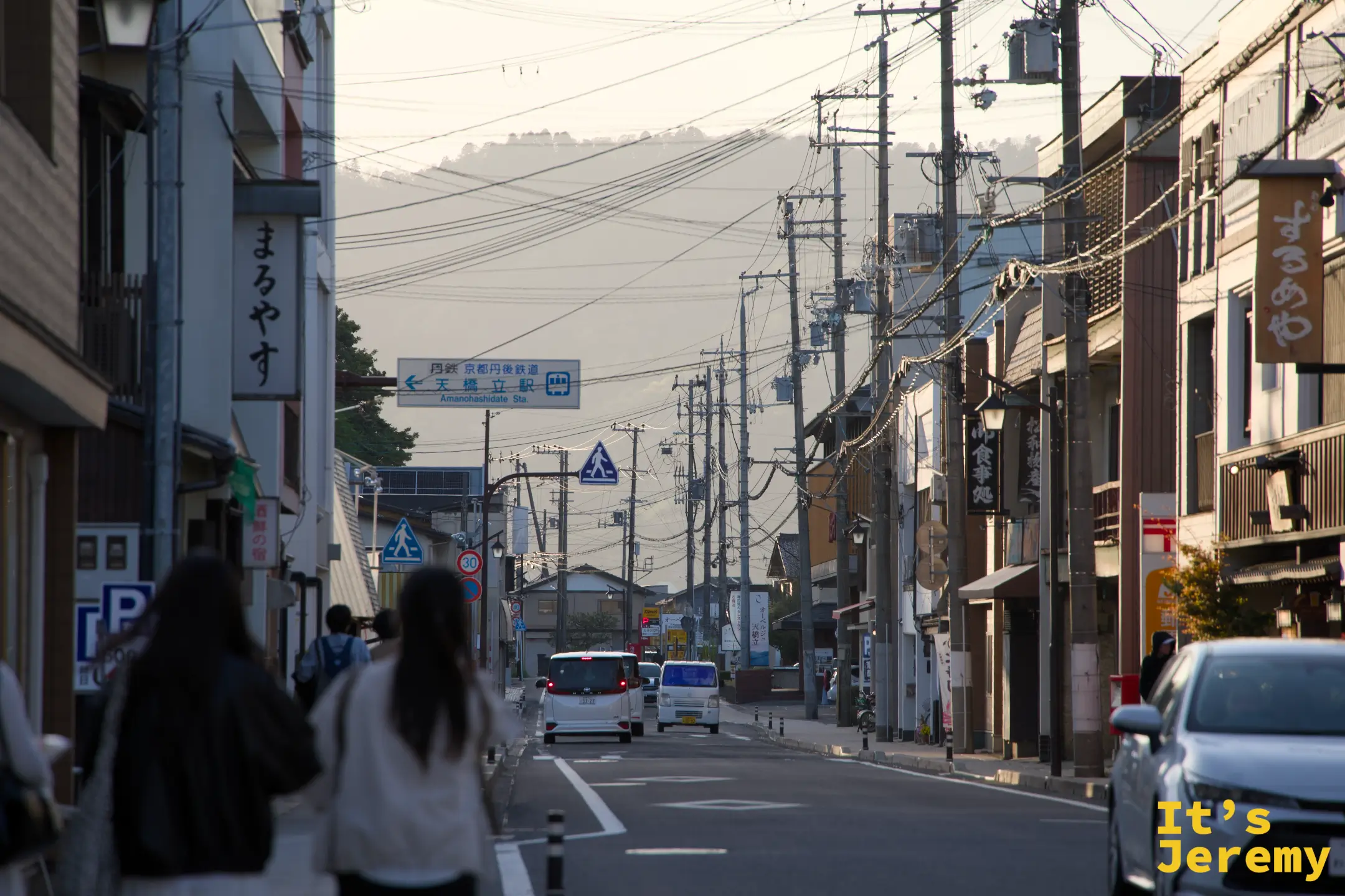 天橋立駅への道標がある商店街の夕方