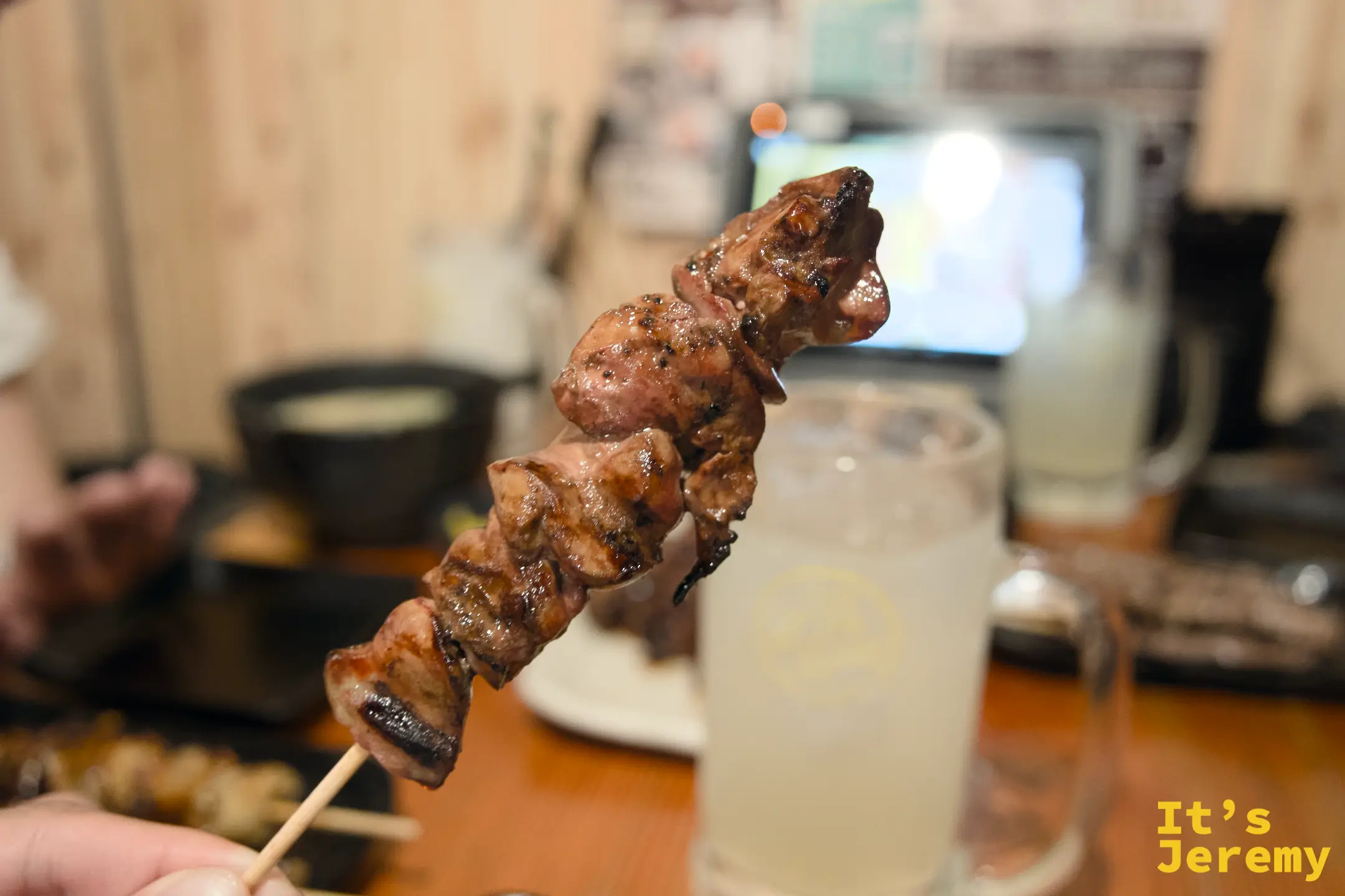 もも串焼きを持ち上げる