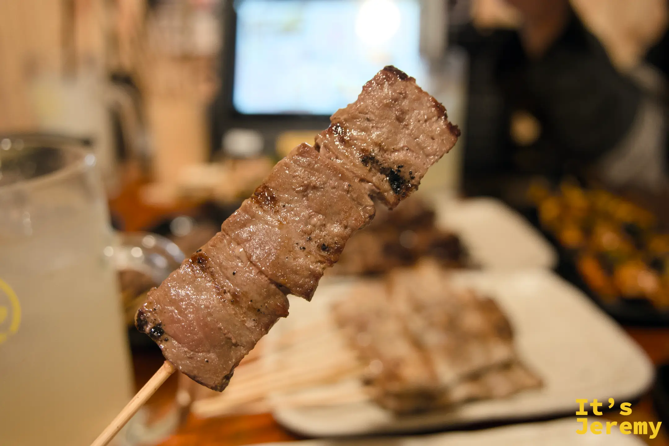 串焼きと飲み物が並ぶテーブル
