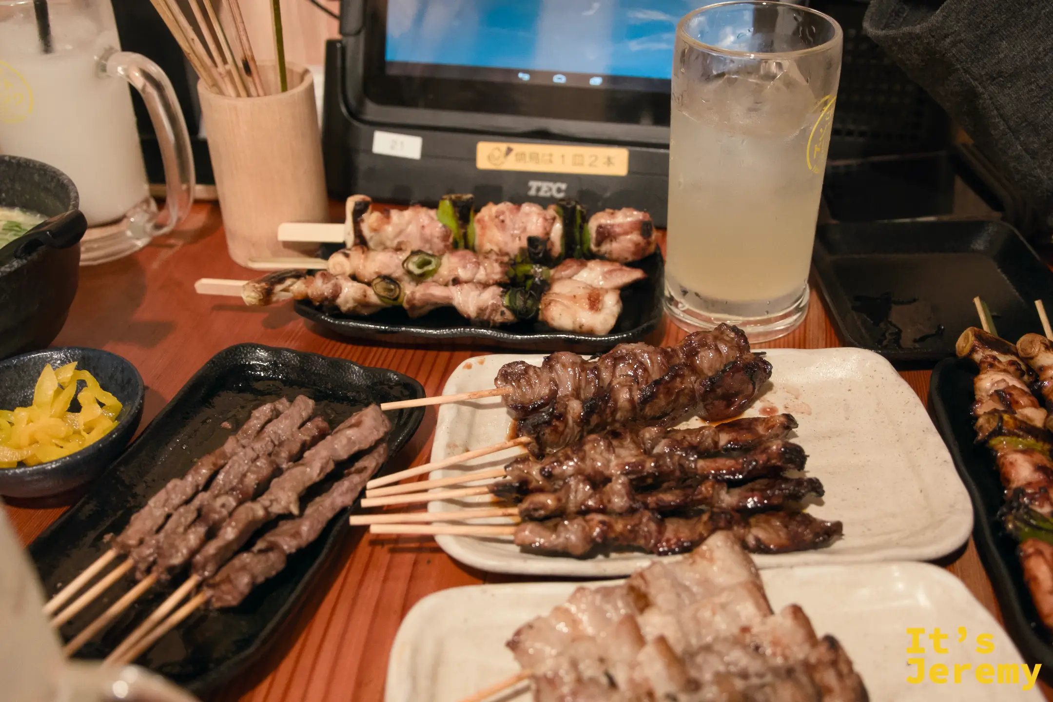 鳥貴族の串焼きがテーブルに並ぶ