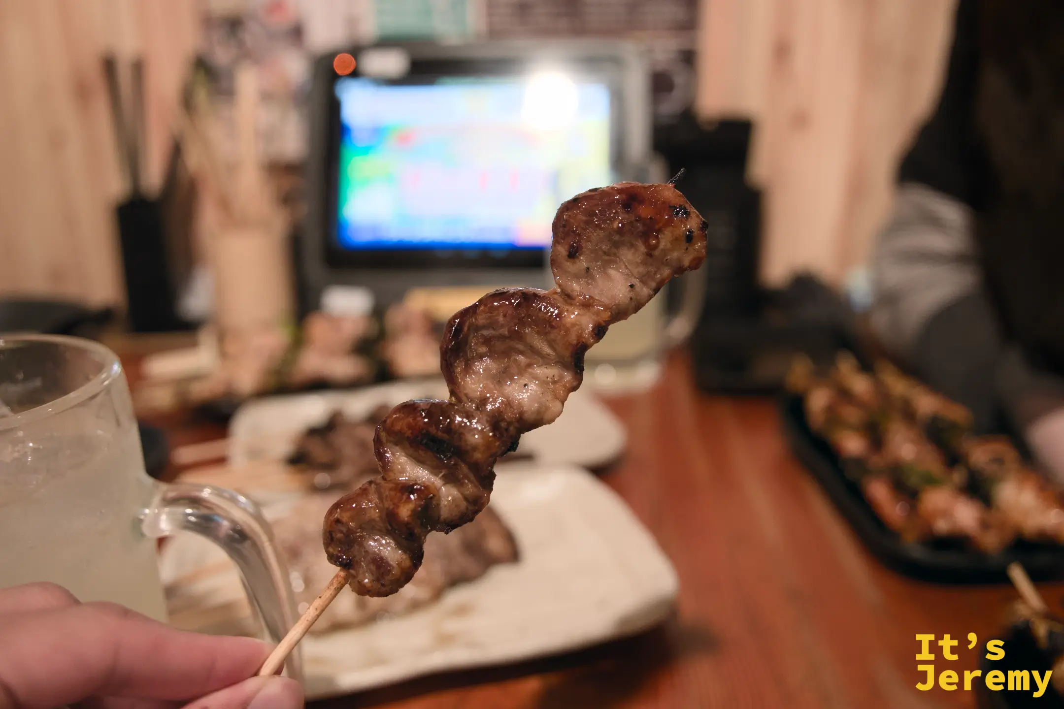 串焼きをつまんで食べる