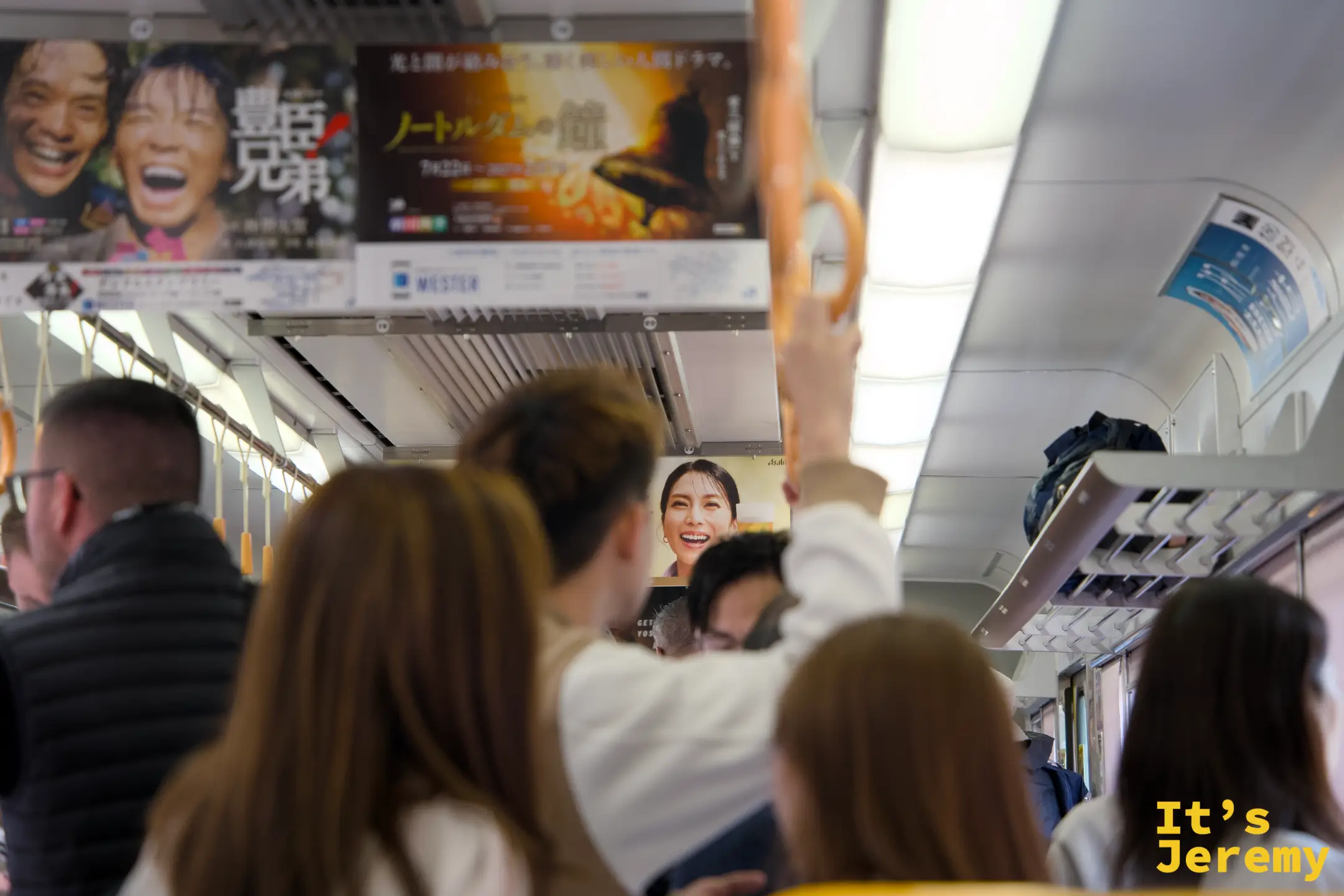 在電車車廂內，等待抵達奈良的早晨
