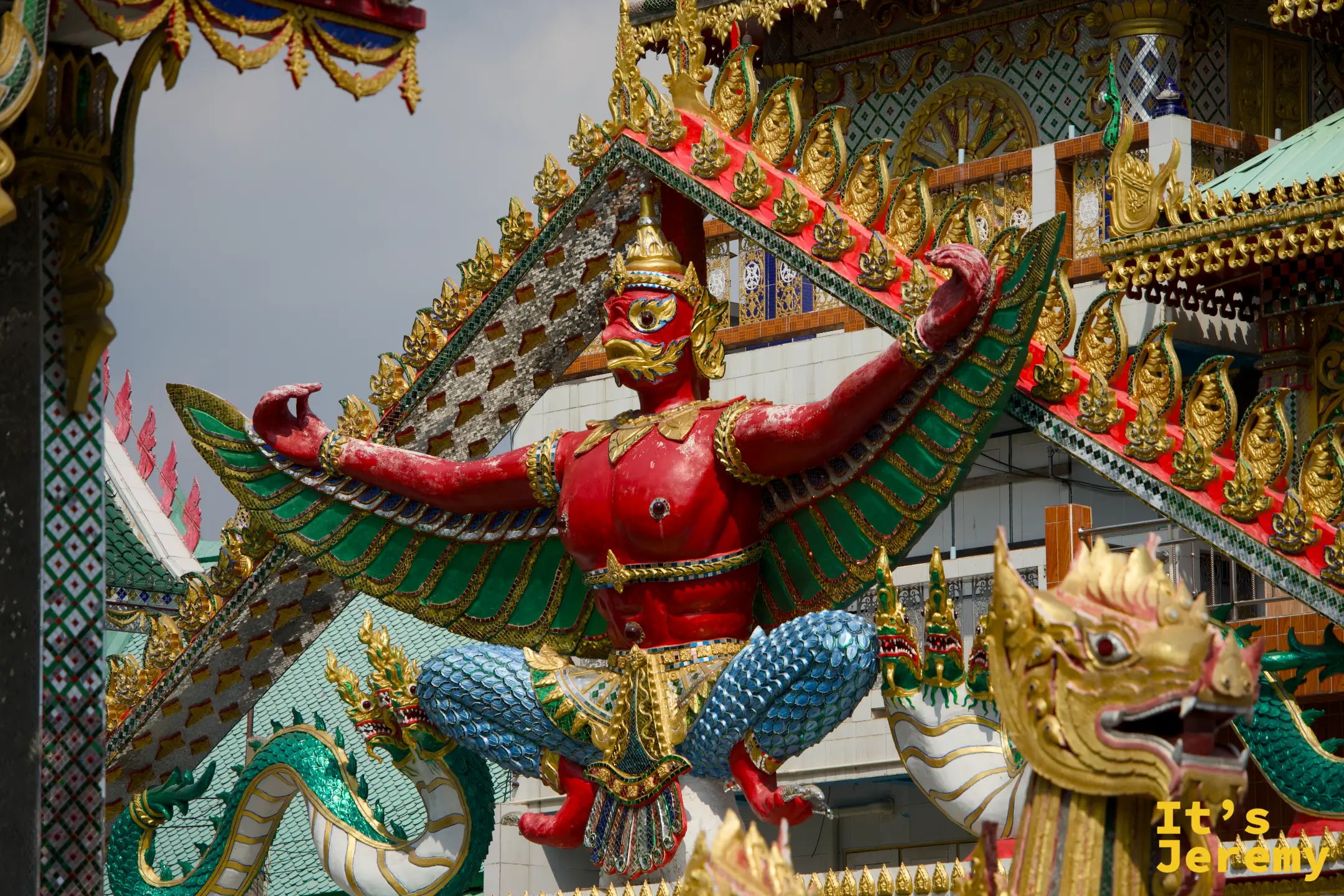 坤禪寺寺廟入口的繽紛色彩與雕像群