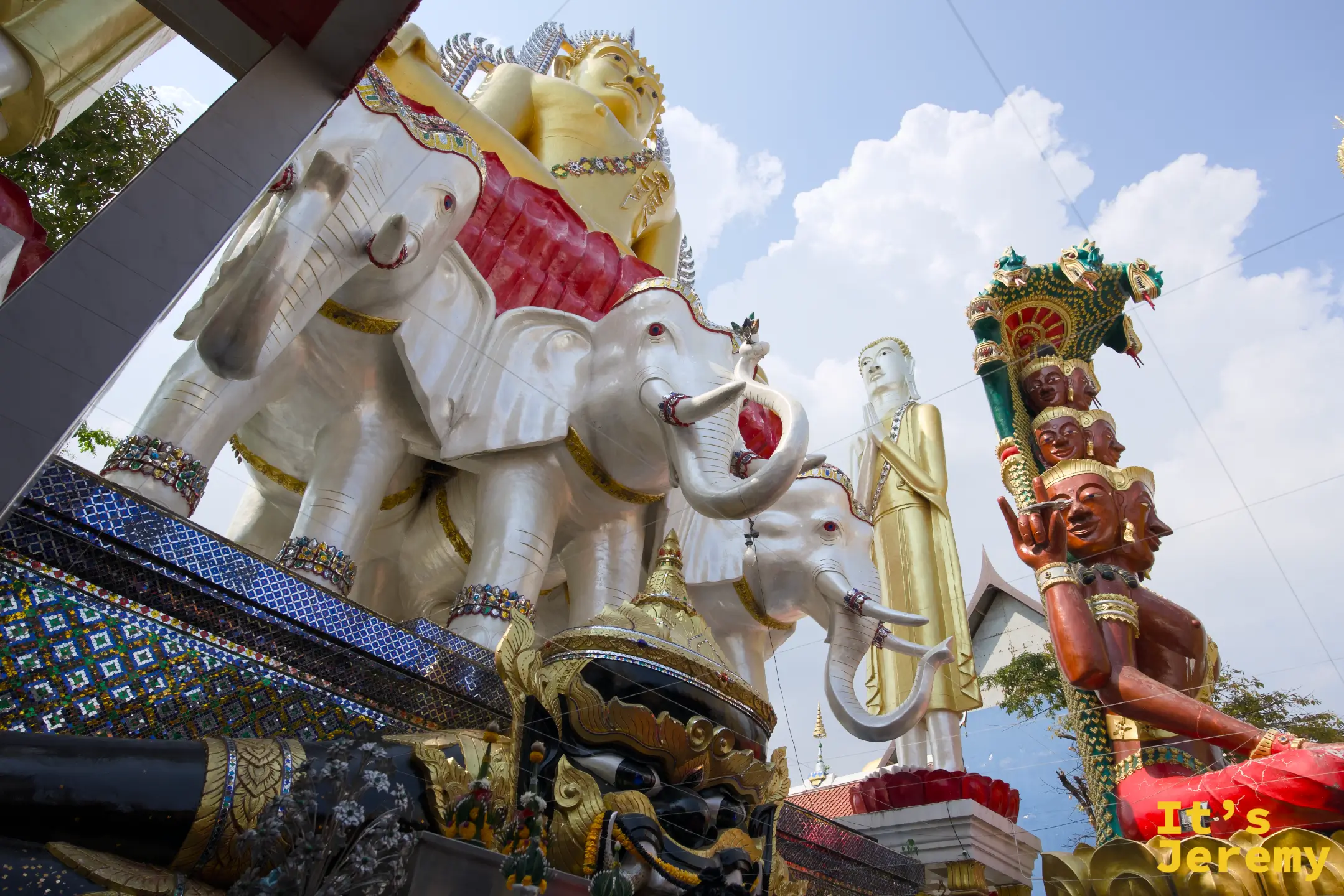 坤禪寺內多尊巨型神像仰角全景，包含拉胡天神、三頭白象馱佛與多面四面佛。