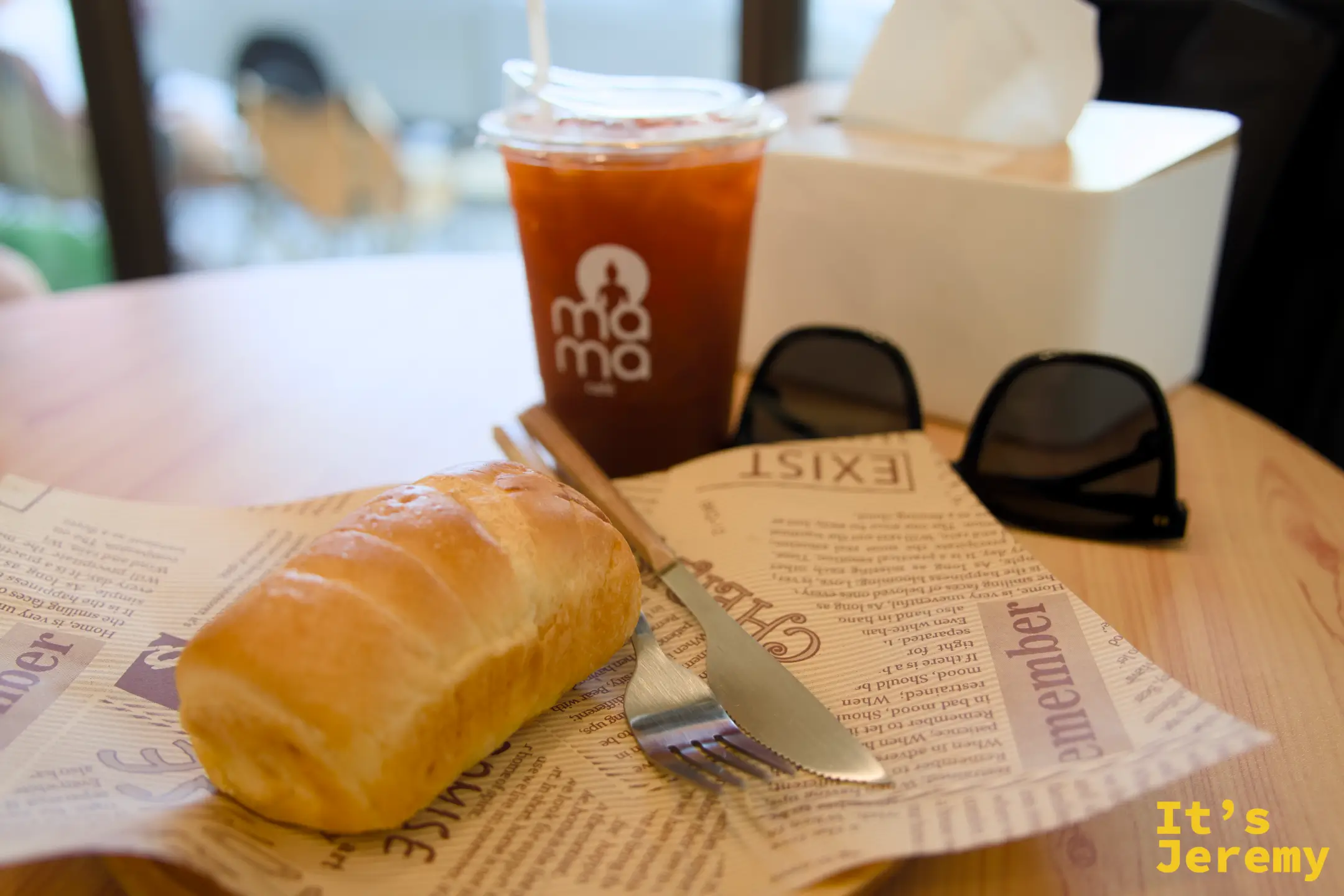 精緻的特寫鏡頭下，MAMA CAFE 的冰咖啡與鹽麵包旁，隨意擺放著墨鏡，流露濃厚的渡假感。