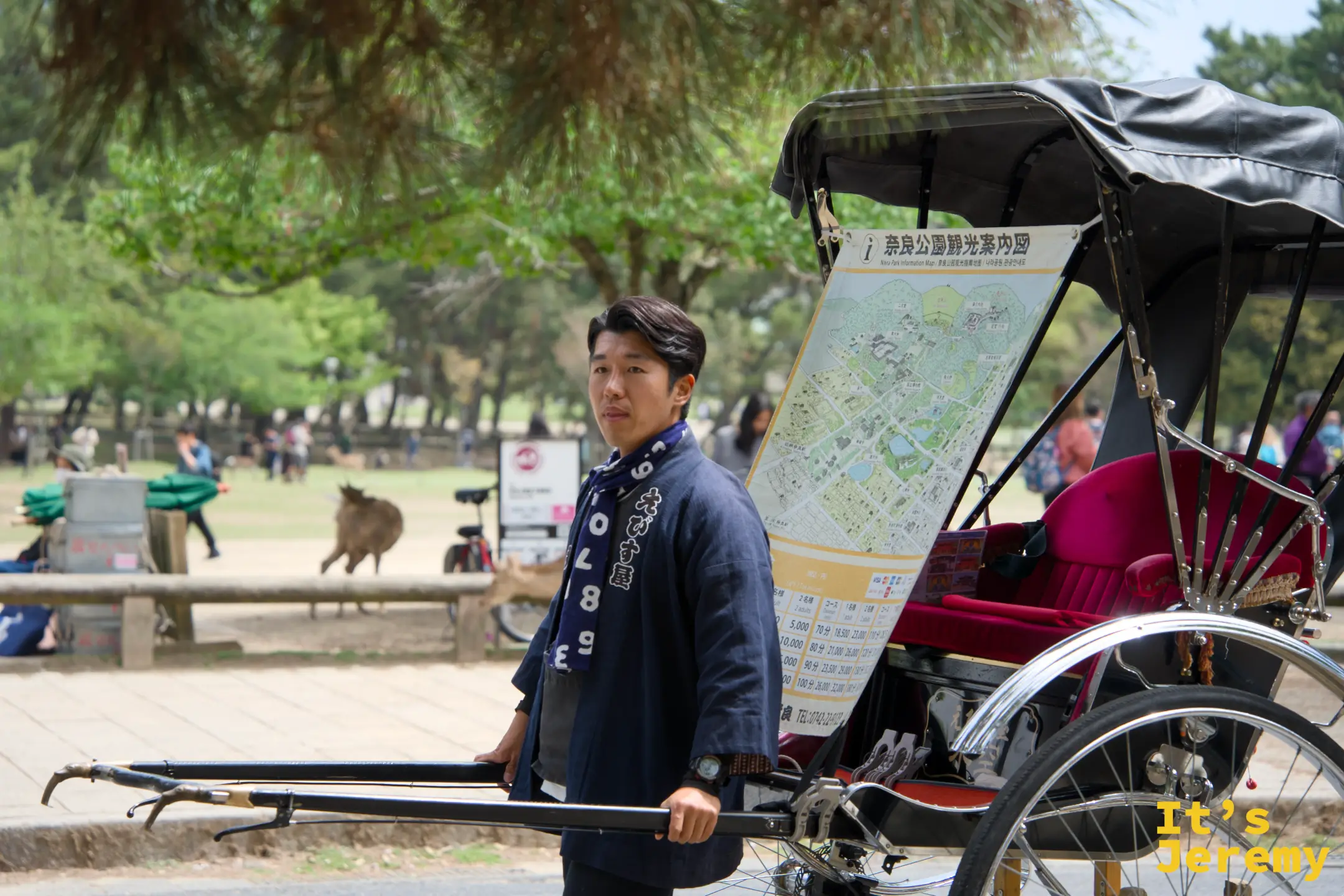 人力車夫駐守在公園地圖旁等待旅客，背景可見悠閒吃草的鹿