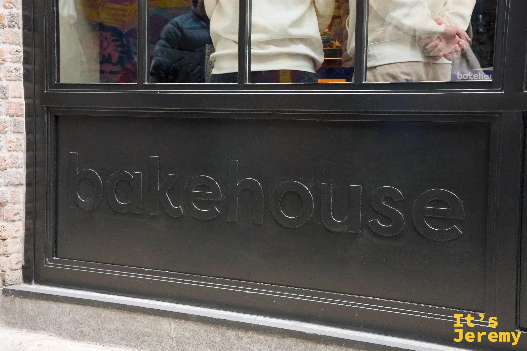 店面立面上以黑色浮雕呈現的「bakehouse」招牌，質感低調