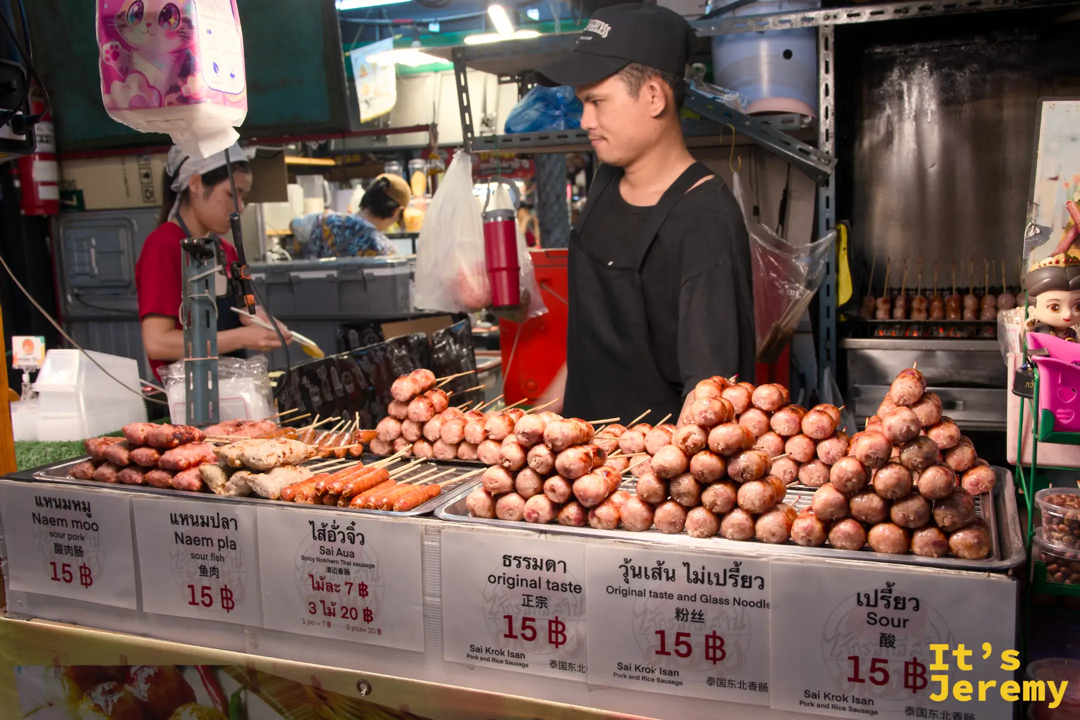 泰北小香腸 Sai Krok Isan 攤位現烤畫面