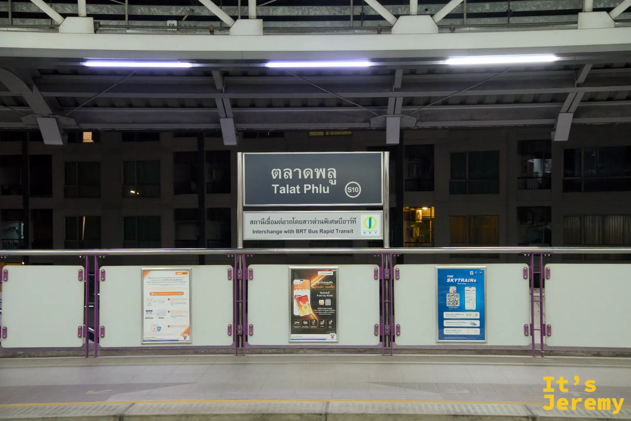 曼谷空鐵（BTS）「噠叻蒲站（Talat Phlu, S10）」的月台站牌，下方標註可轉乘 BRT 快速公車。