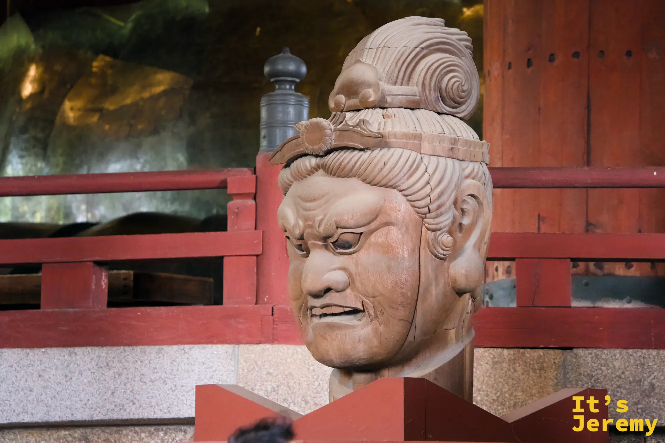 殿內欄杆旁陳列的大型木造武將頭像