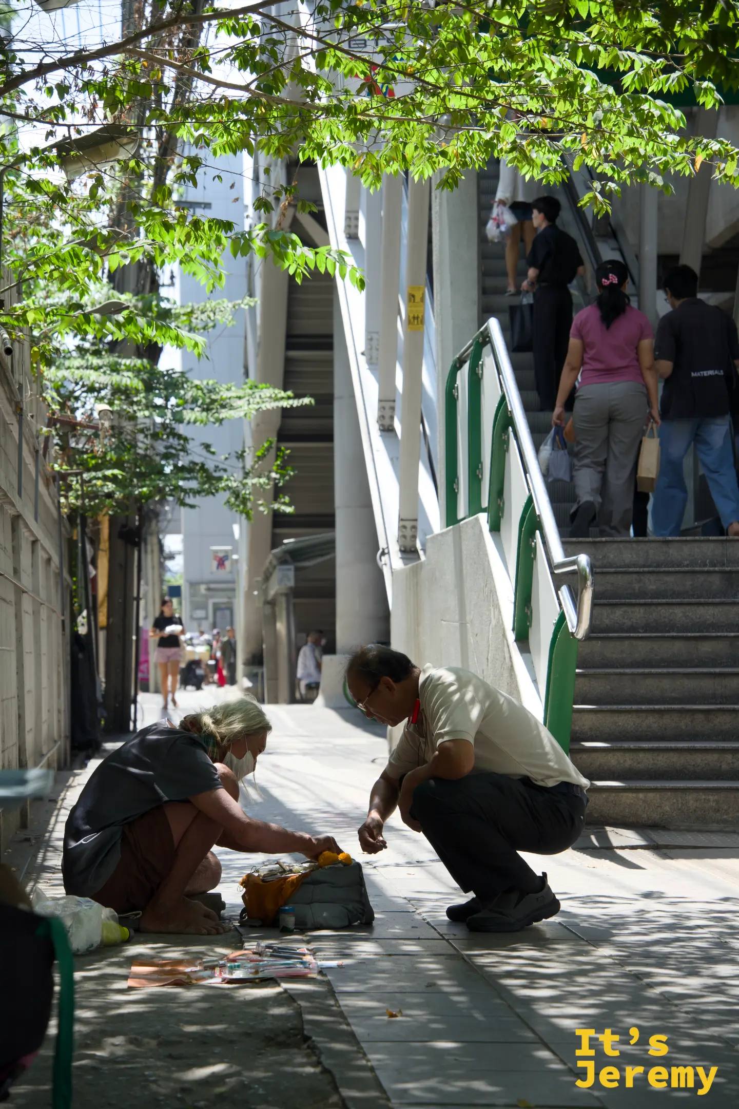On Nut 站外坐在路邊賣東西的啊罵跟他的客人