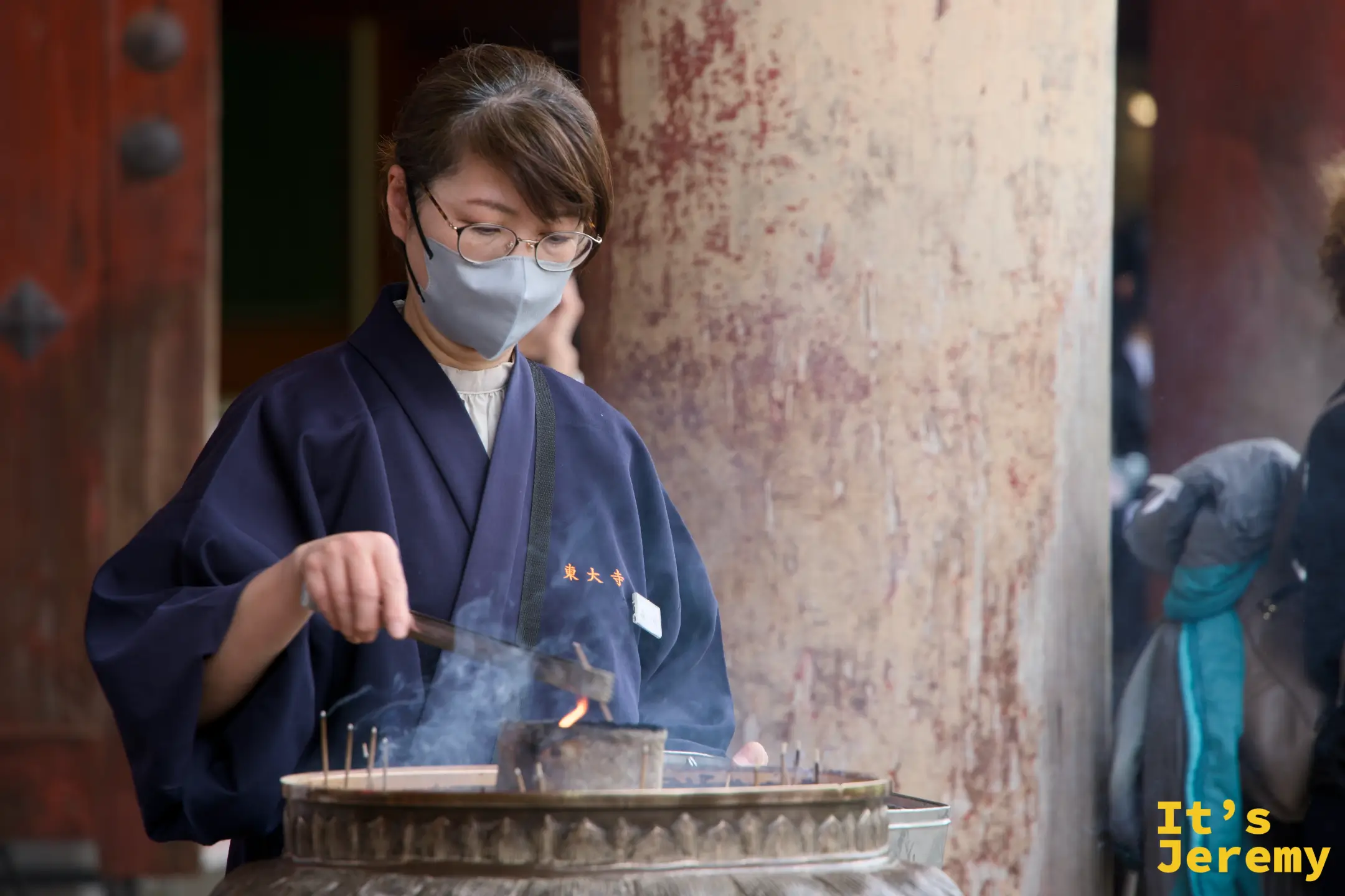 東大寺工作人員點燃香爐