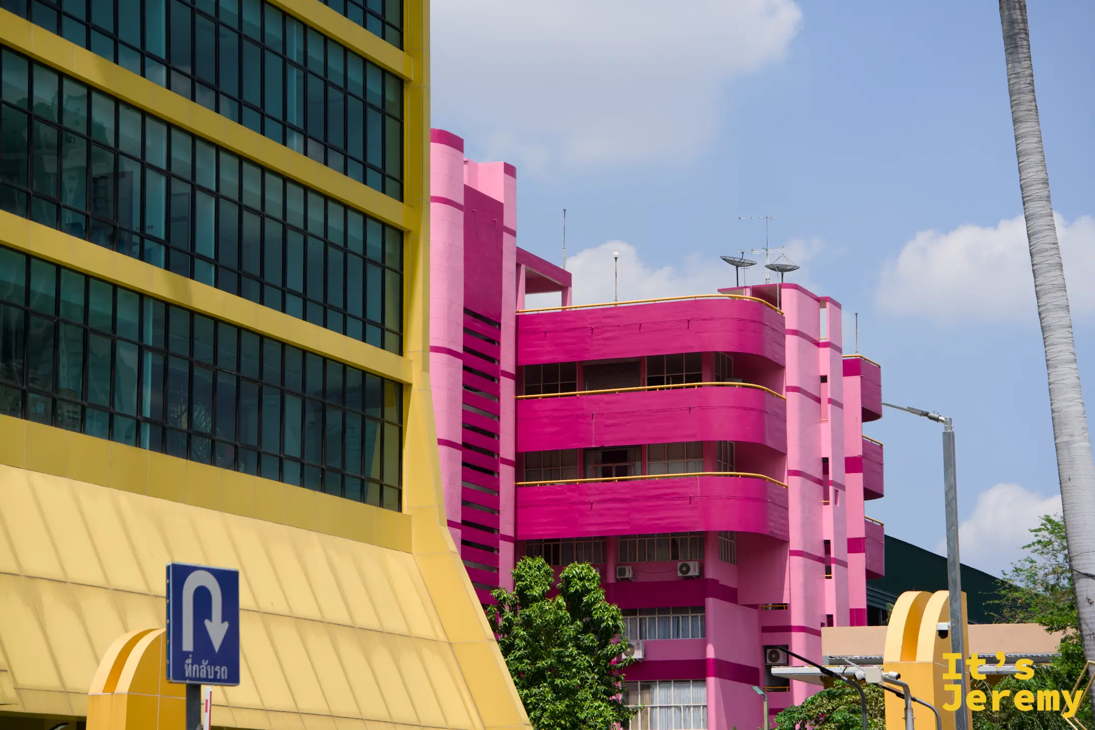 National Stadium 站外色彩繽紛的大樓