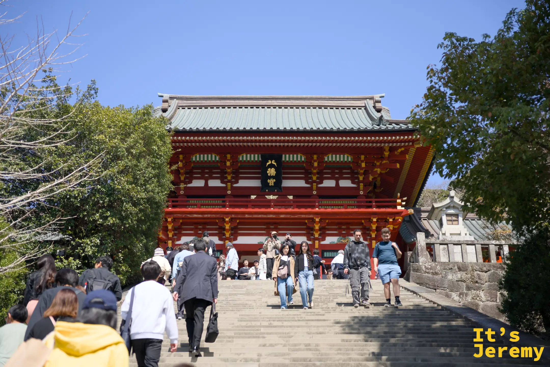 鎌倉鶴岡八幡宮樓門正面，人群從石段兩側走上來
