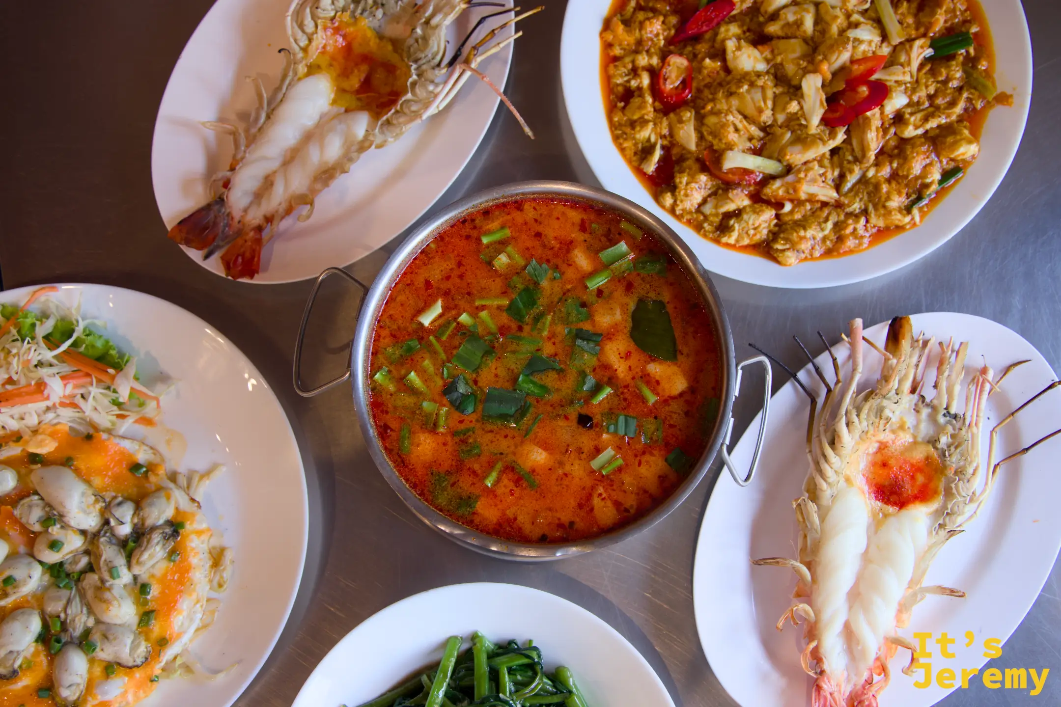 🇹🇭 曼谷美食｜松松海鮮 ส้มส้ม ซีฟู้ด：朱拉隆功旁的爆紅平價海鮮，咖哩粉炒蟹肉×炭烤大頭蝦×濃郁冬蔭功一桌通包