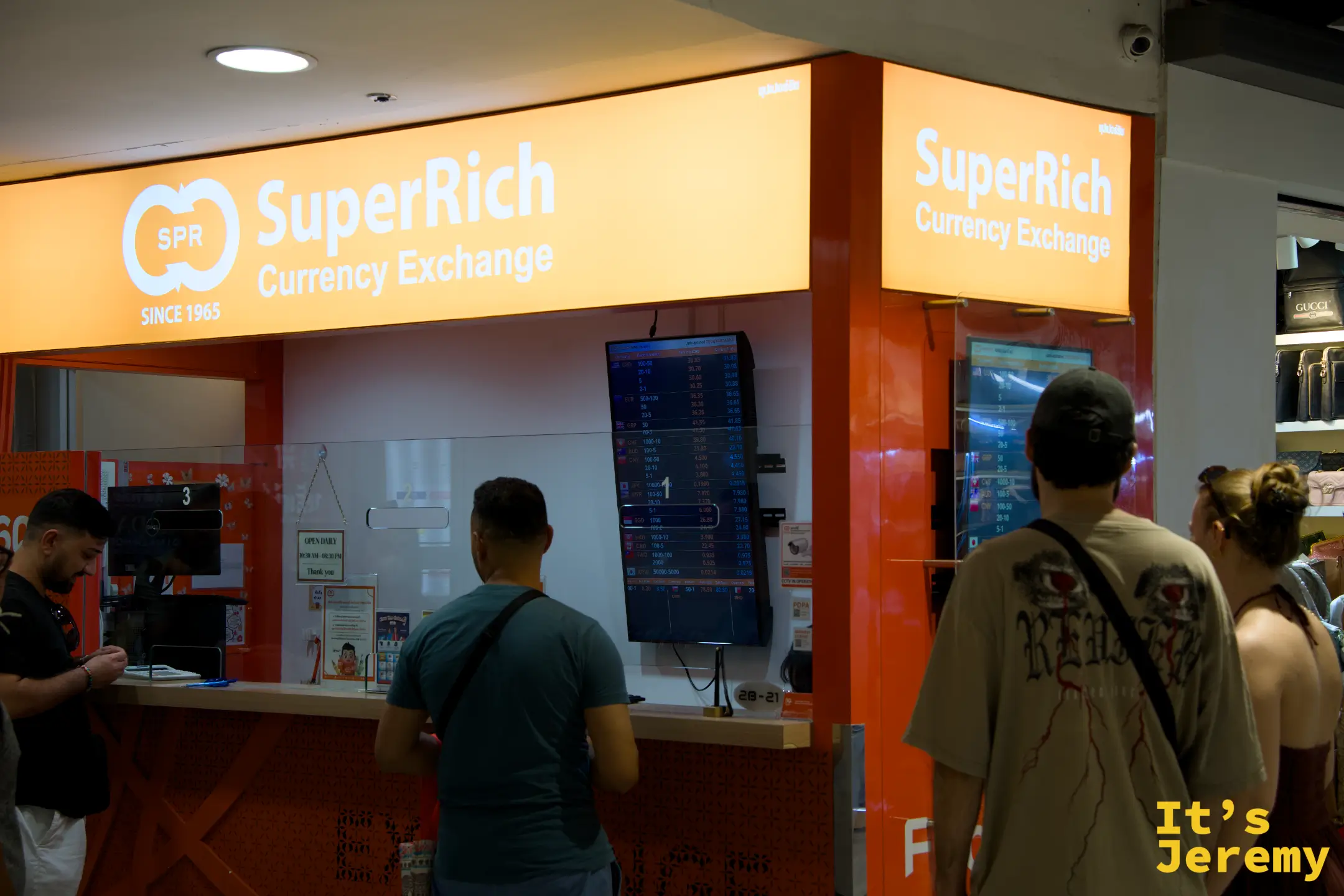 MBK 商場內的 SuperRich Money Exchange 換錢所