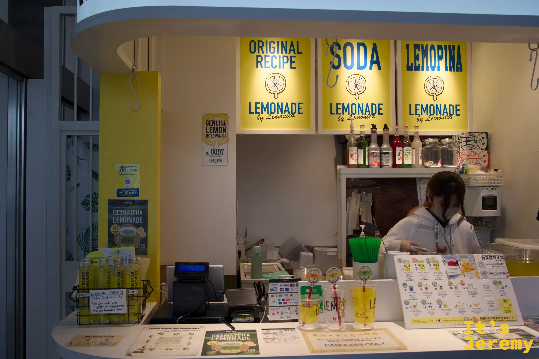 LEMONADE by Lemonica 店內吧台，黃色品牌色系