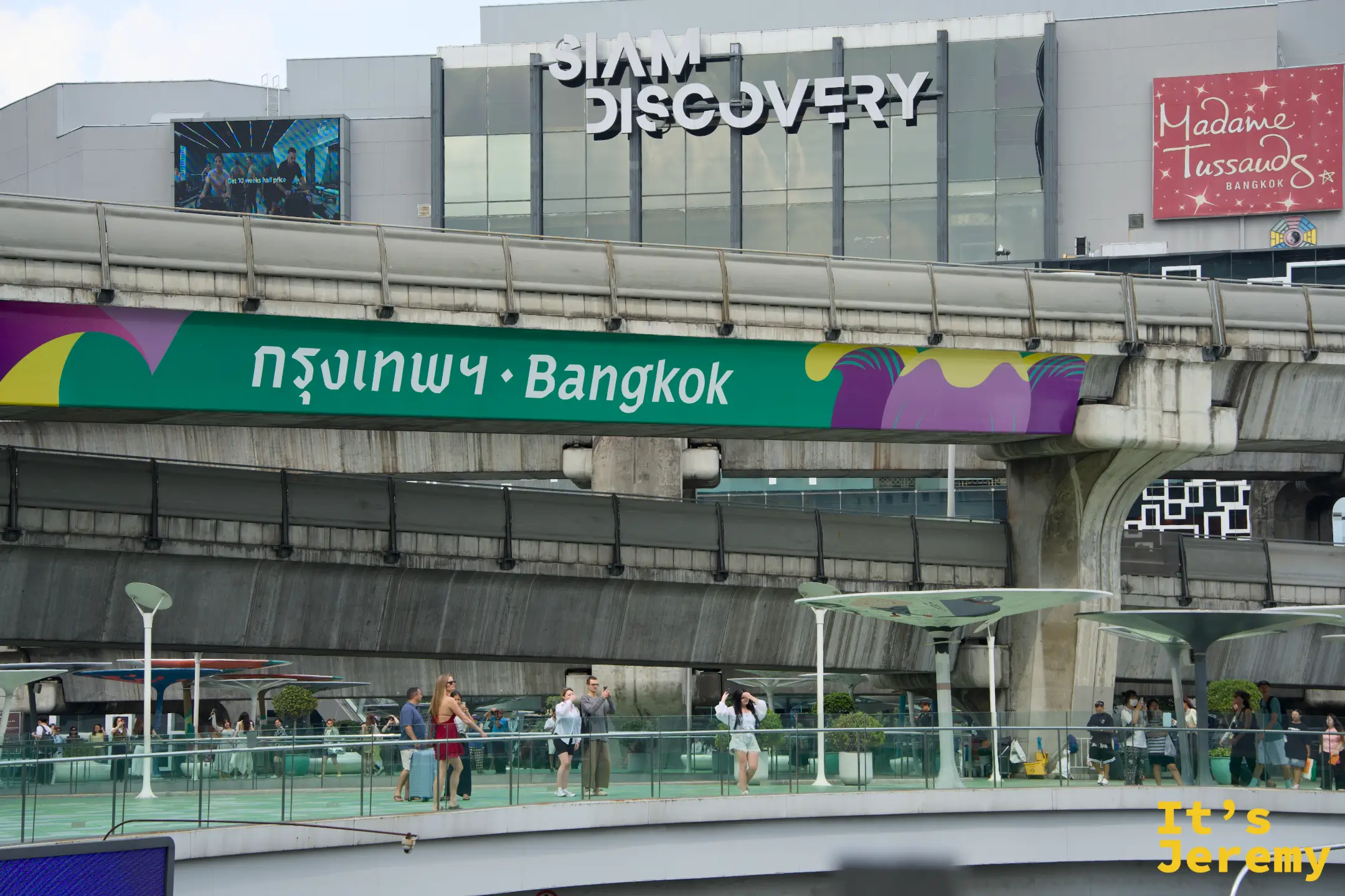 站在陸橋上俯瞰 Siam Discovery 玻璃帷幕與街景