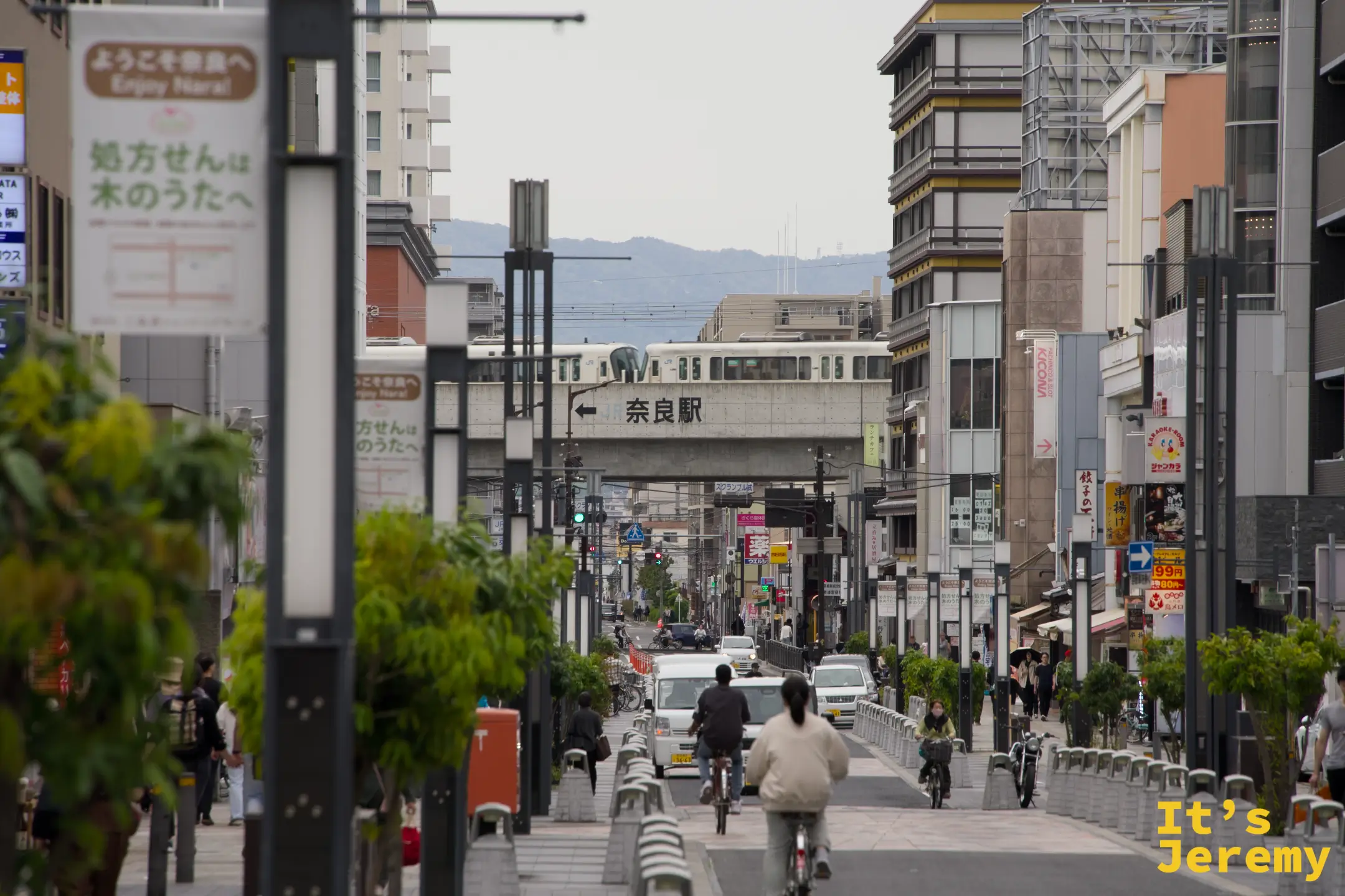 奈良站前的大道，遠方可見 JR 奈良站高架橋