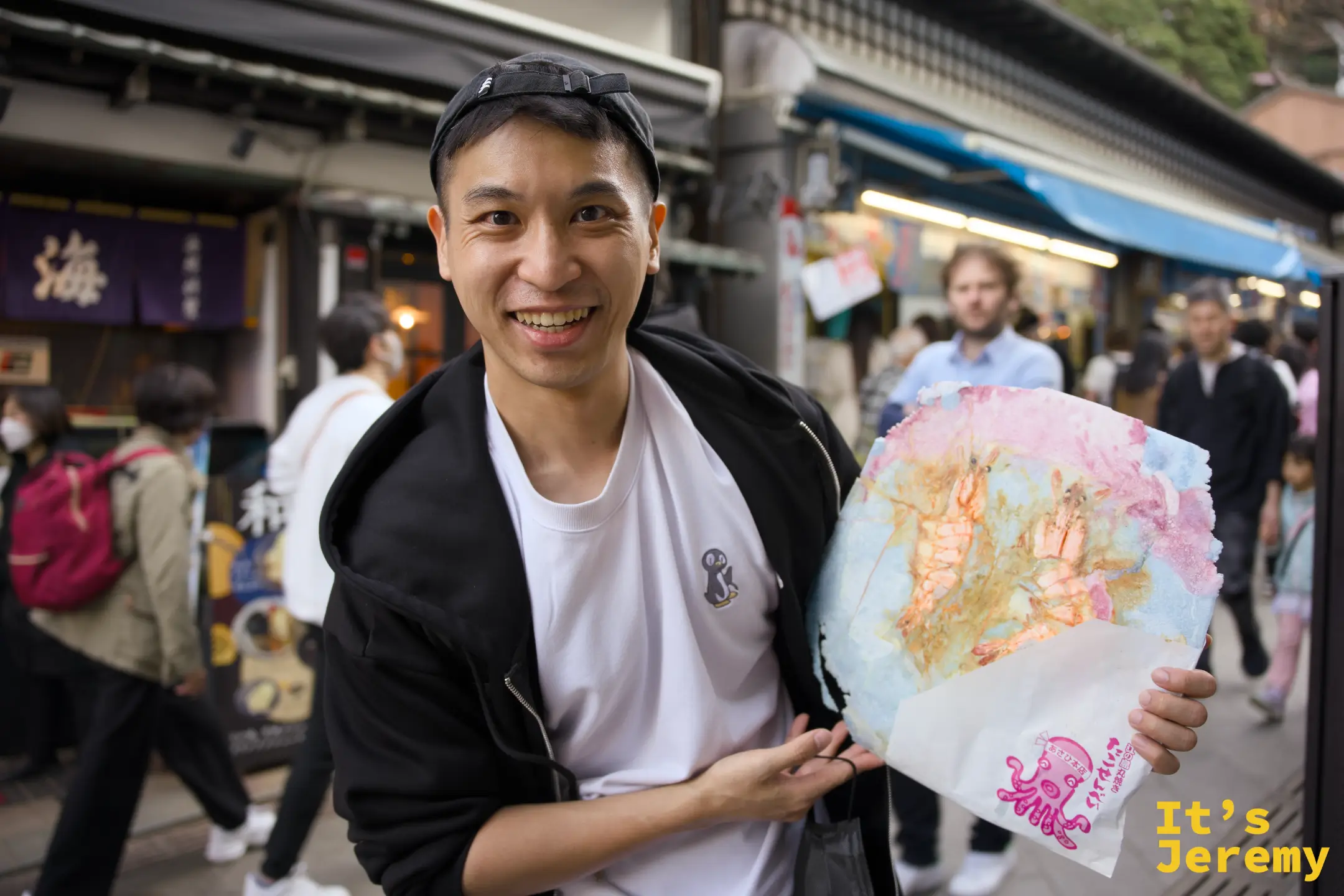 Jeremy 在弁財天仲見世通舉著比臉還大的江之島大蝦仙貝