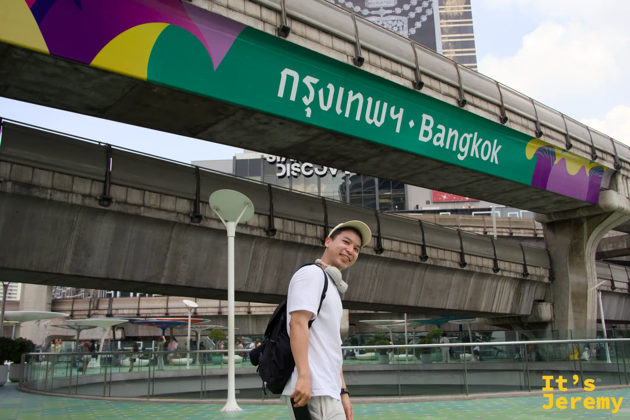 🇹🇭 曼谷景點｜OneSiam Skywalk 完整攻略：BTS Siam 站上的 IG 綠紅雙色陸橋，兩列捷運交會的暹羅心臟拍照聖地