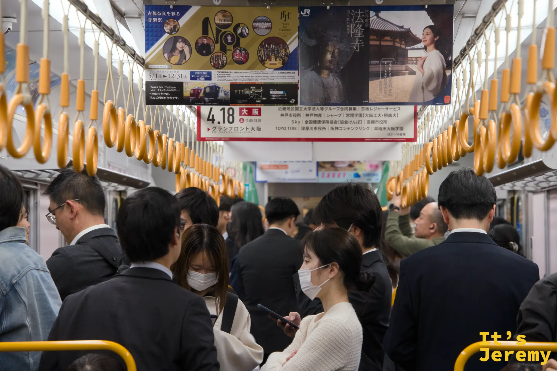 擠滿上班族與旅客的 JR 電車車廂