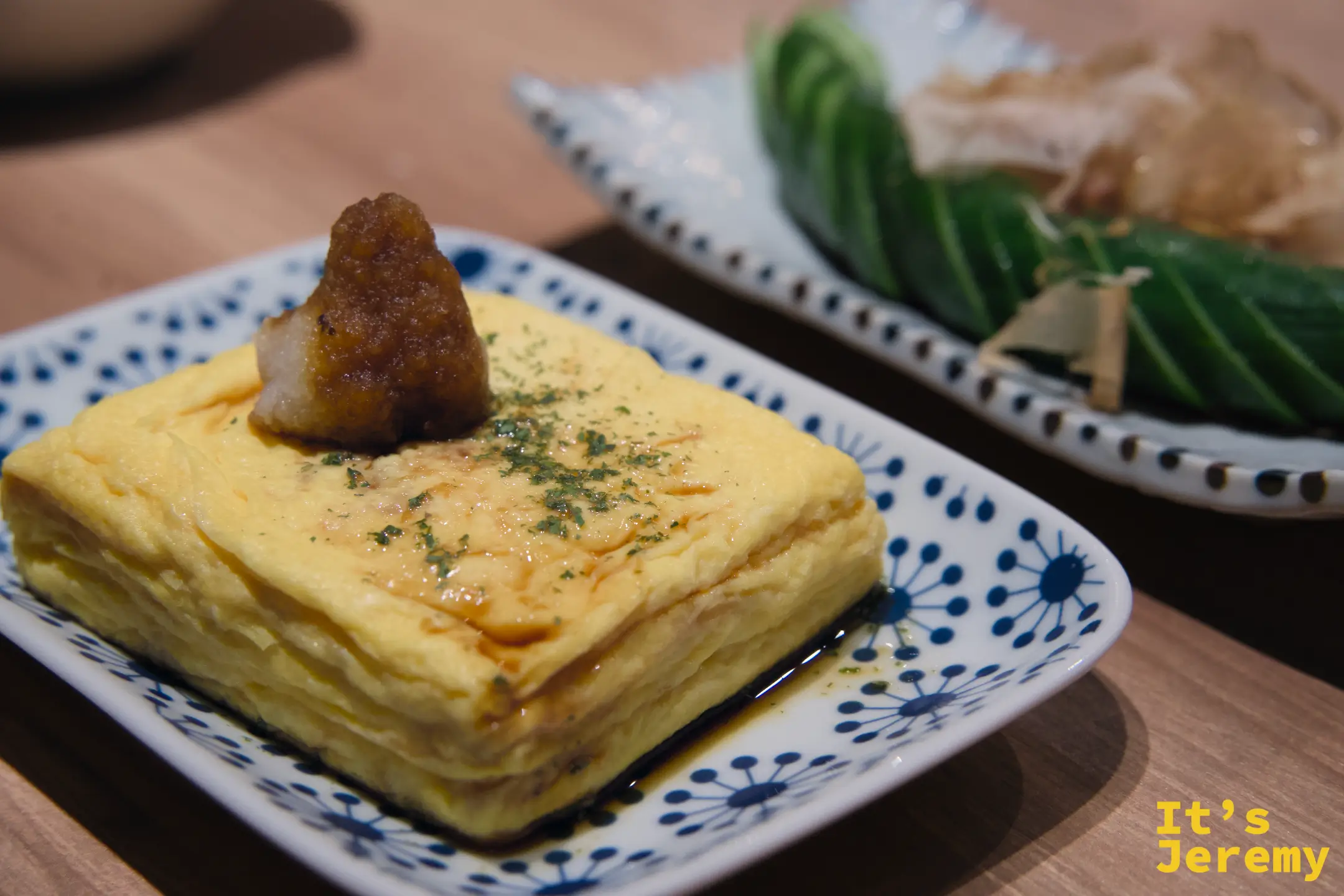 黃金色高湯蛋捲，附蘿蔔泥和鰹魚片