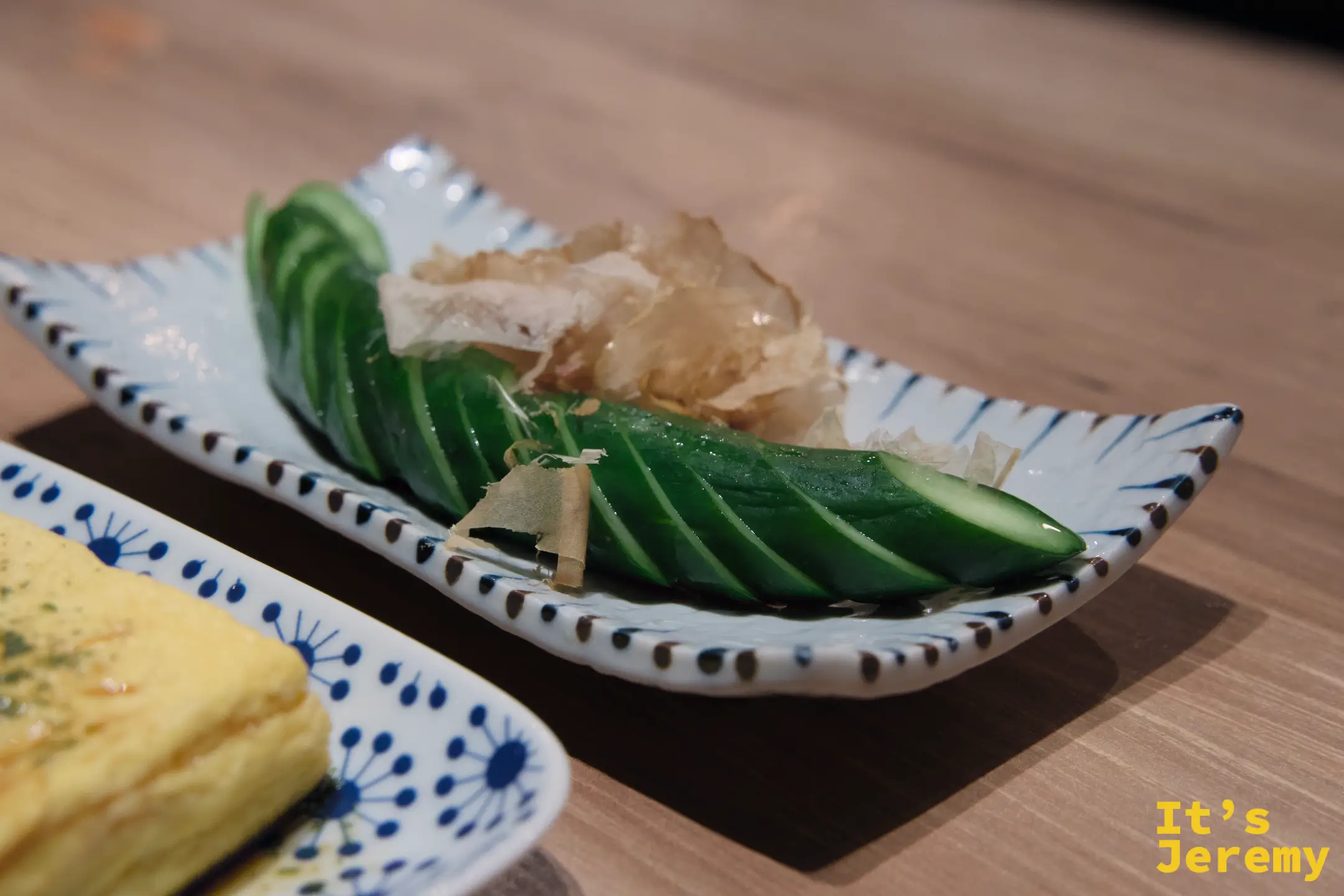 米糠醃小黃瓜，切面整齊，附鰹節