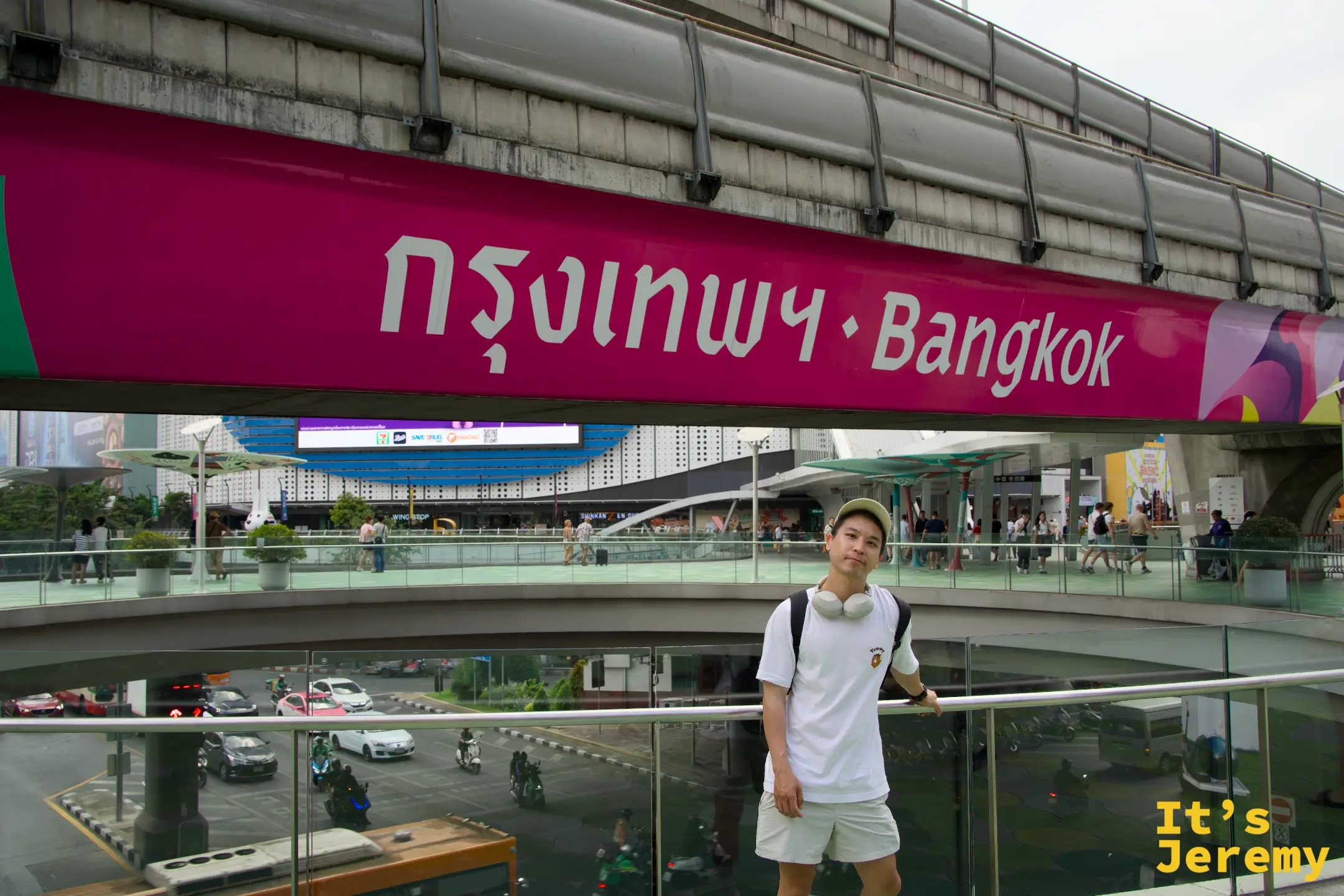 繞到陸橋的紅色另一面：與 Siam Center 方向商圈同框