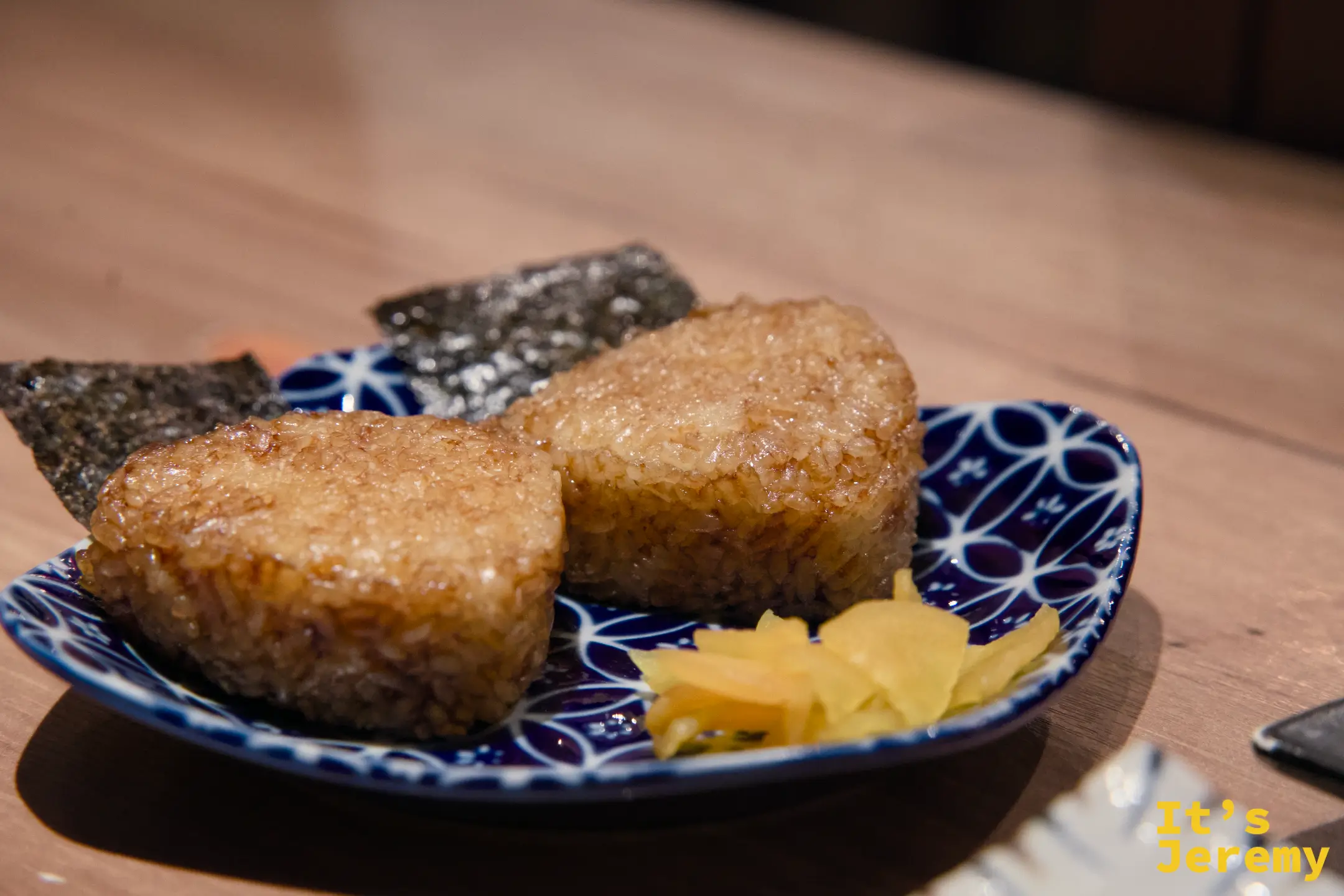 烤飯糰兩顆，表面焦香，附醃菜