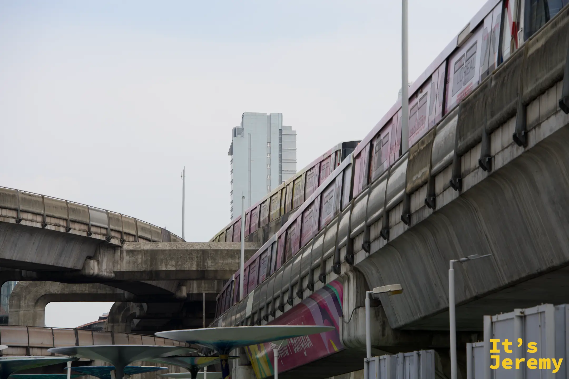 兩列 BTS 列車在 OneSiam Skywalk 下方交會的招牌畫面