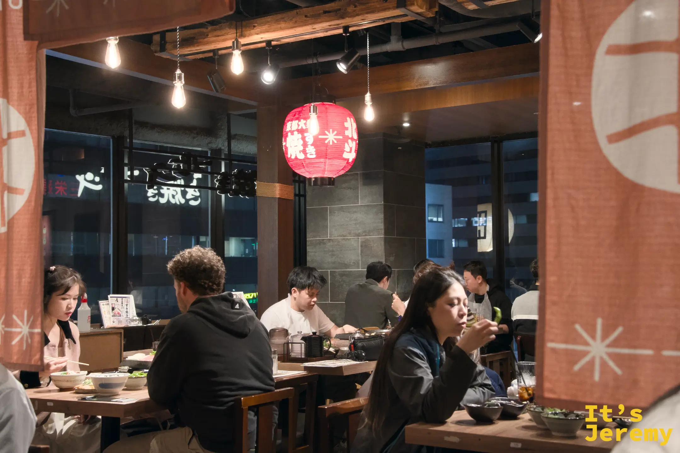 北斗餐廳內部，橘色照明與木質桌椅，顧客正在用餐