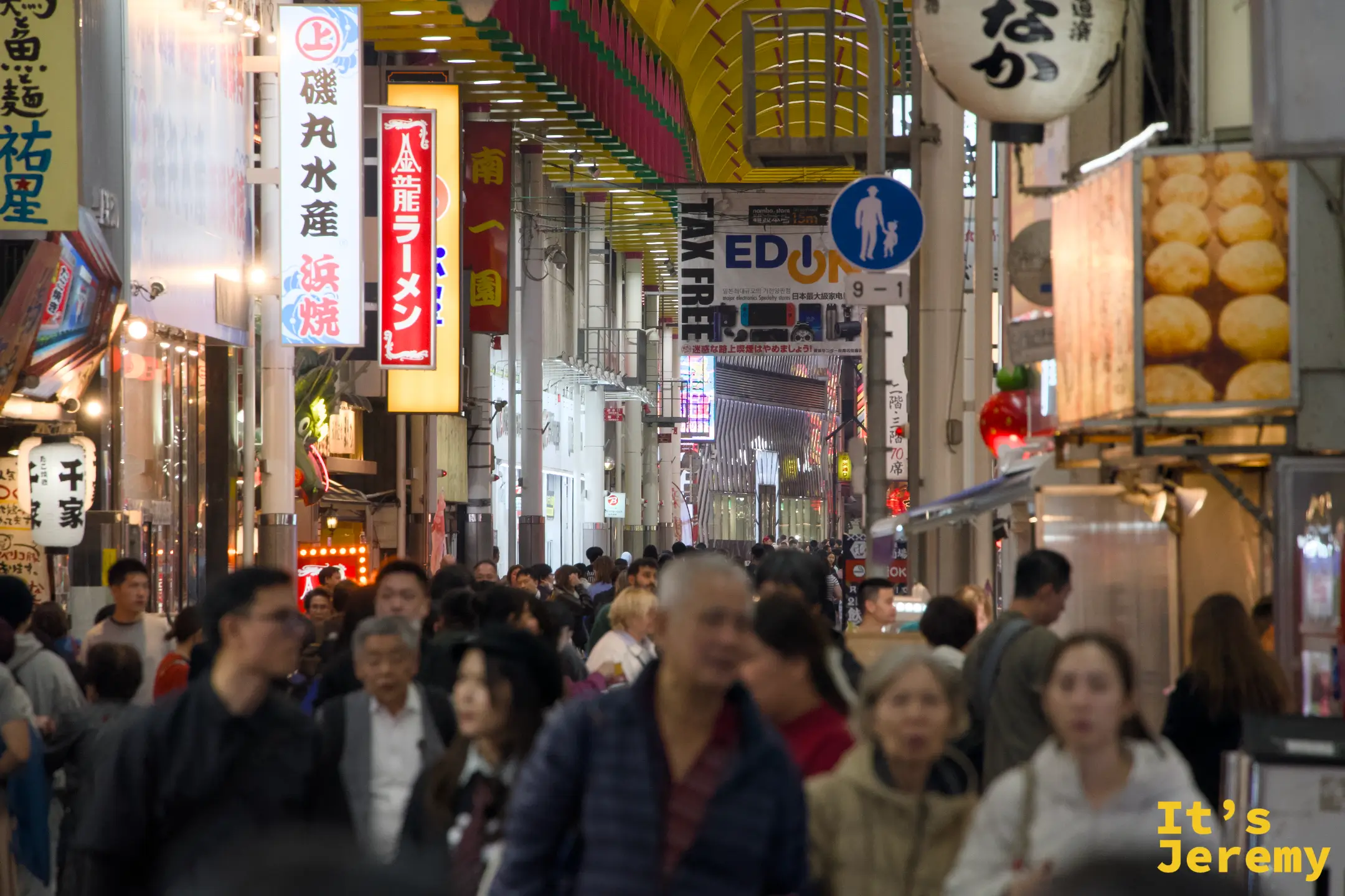 難波商店街白天的密集人潮
