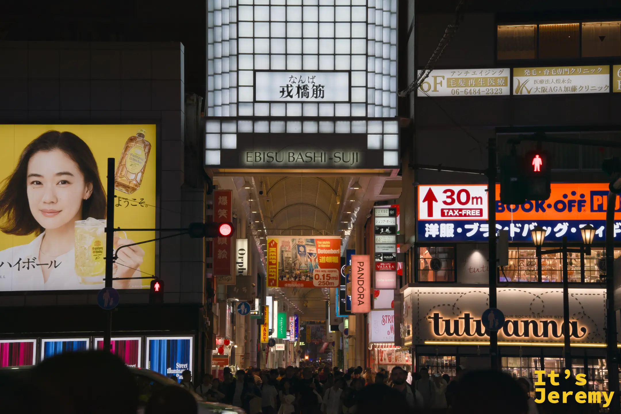 戎橋筋商店街夜景，燈牌與商店密布