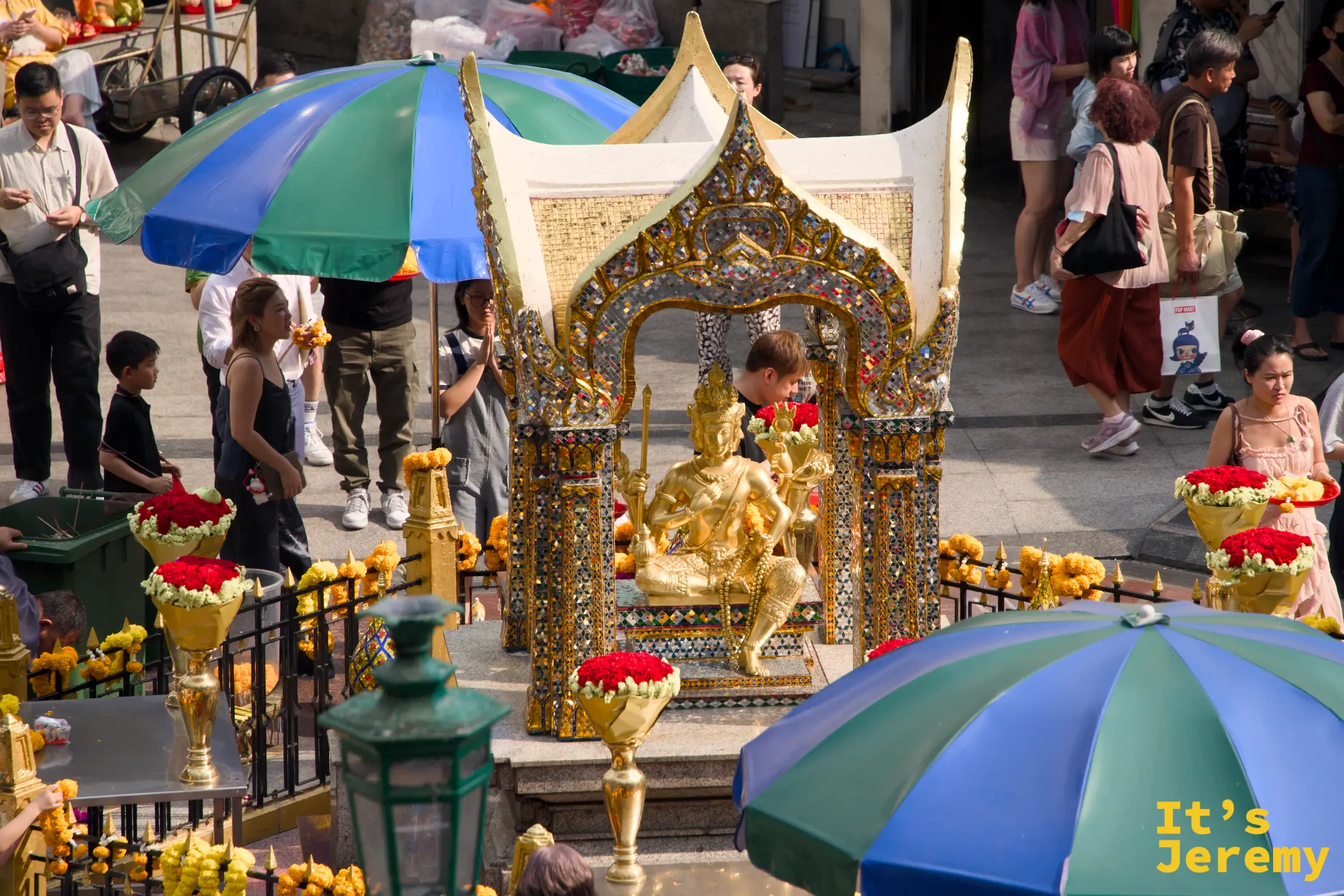 四面佛遠景，背景為 Ratchaprasong 商圈大樓
