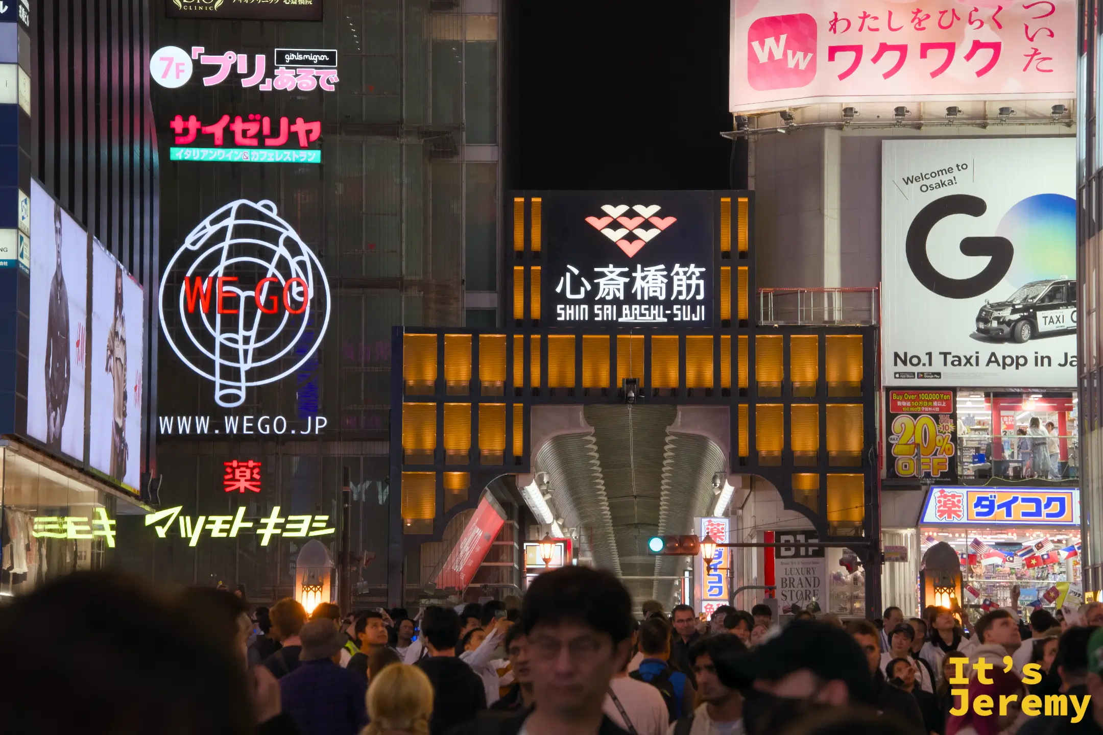 心斎橋筋的夜間街景，路人如織