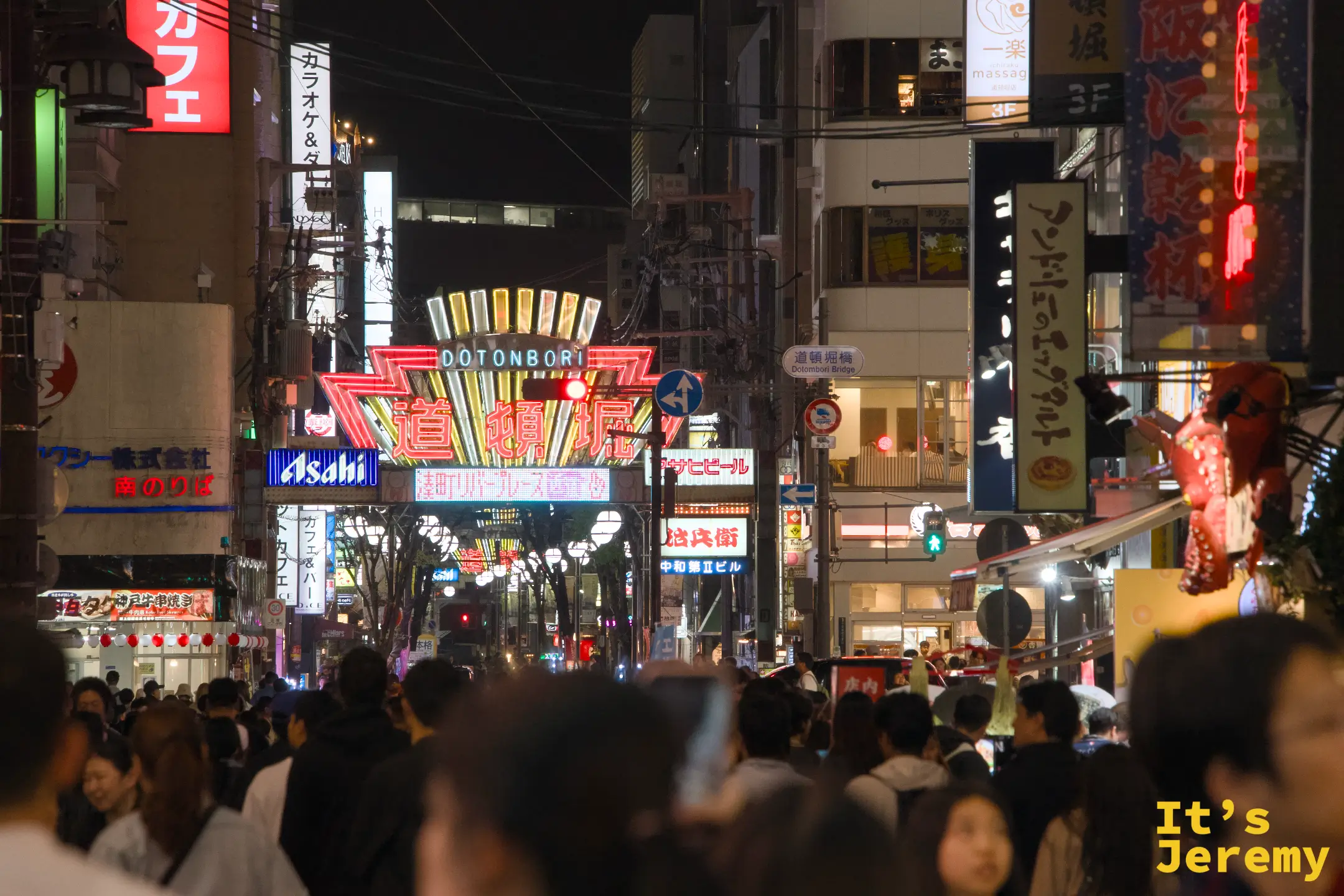 道頓堀街道，遠方可見 Dotonbori 霓虹招牌