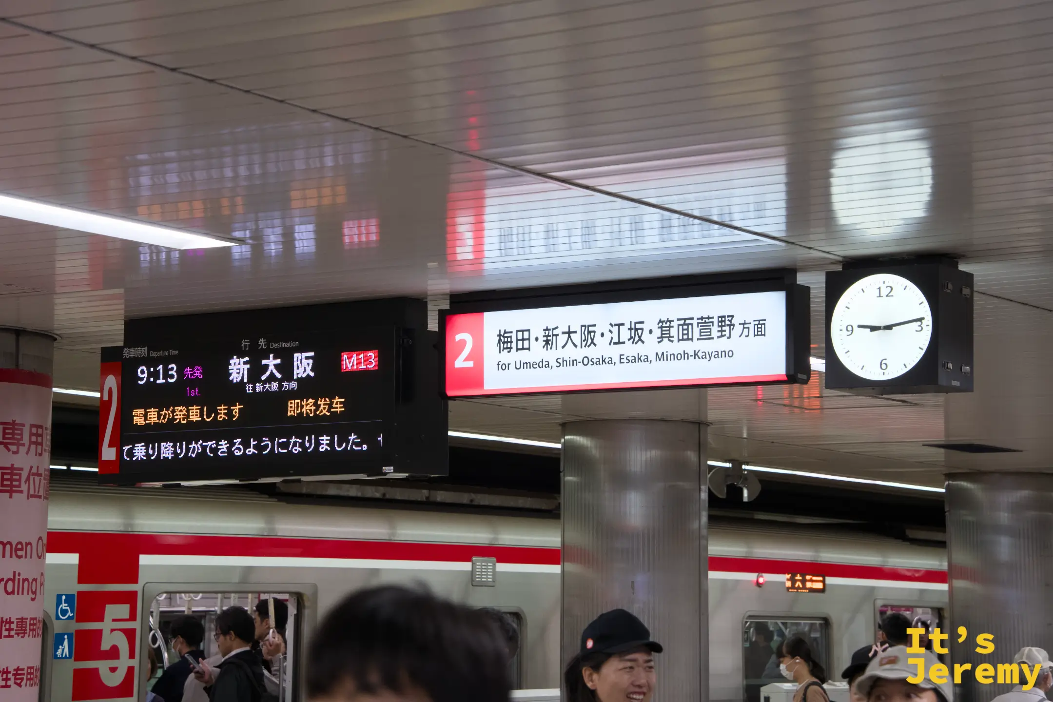 大阪地鐵御堂筋線站牌，顯示往箕面萱野方向的列車資訊