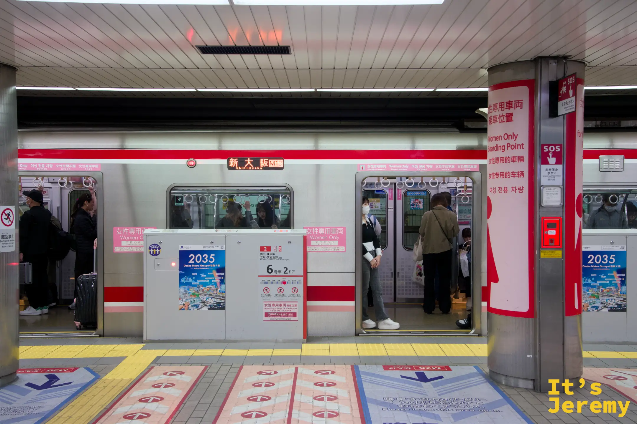 御堂筋線列車停靠月台，月台屏蔽門一字排開