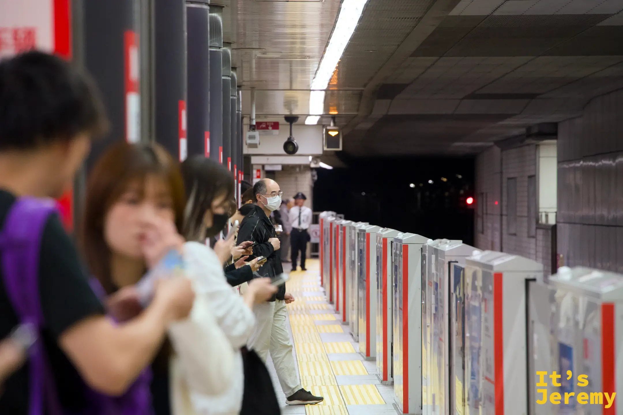列車進站前，乘客在月台排隊等候