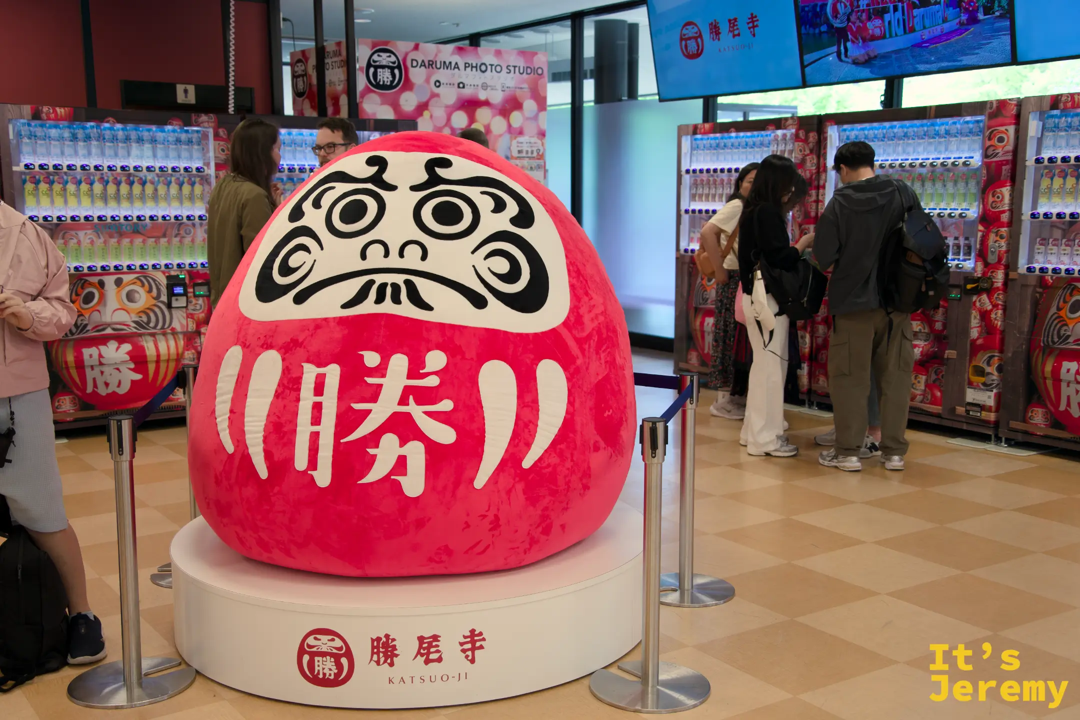 入口大廳內的巨型達摩展示，橘紅搶眼