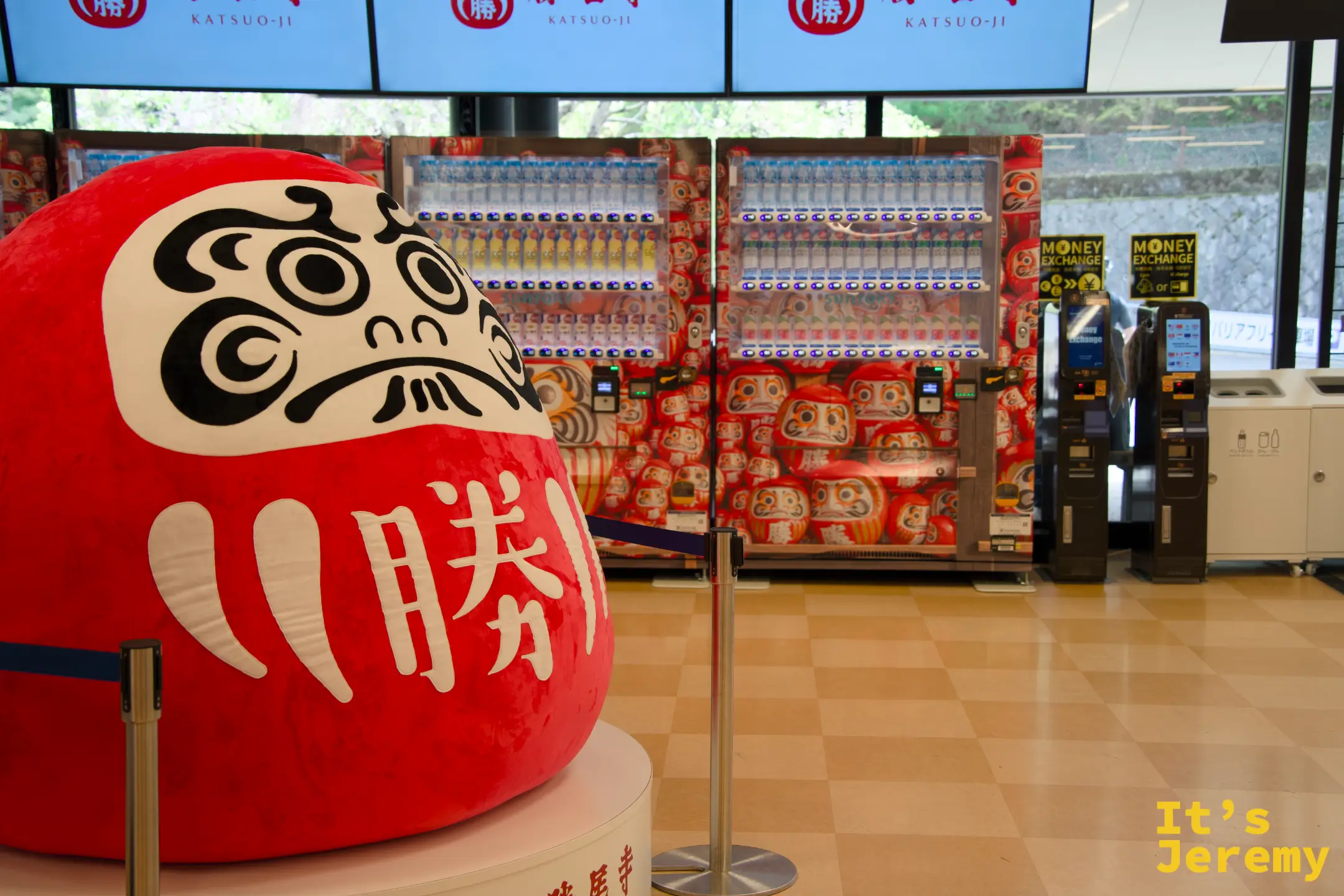 達摩自動販賣機，背後是各種紀念品