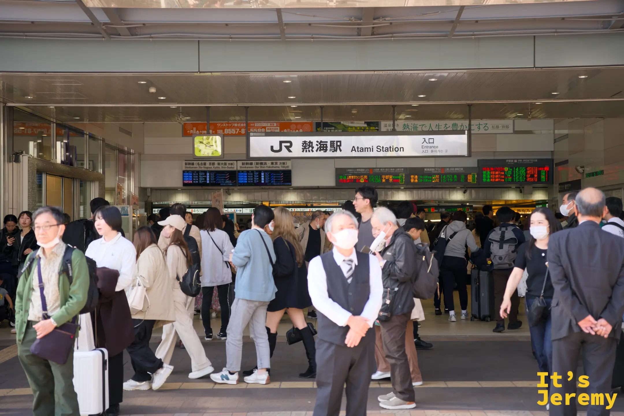 熱海駅前廣場人聲鼎沸，JR Atami Station 入口清晰可見，旅客來往