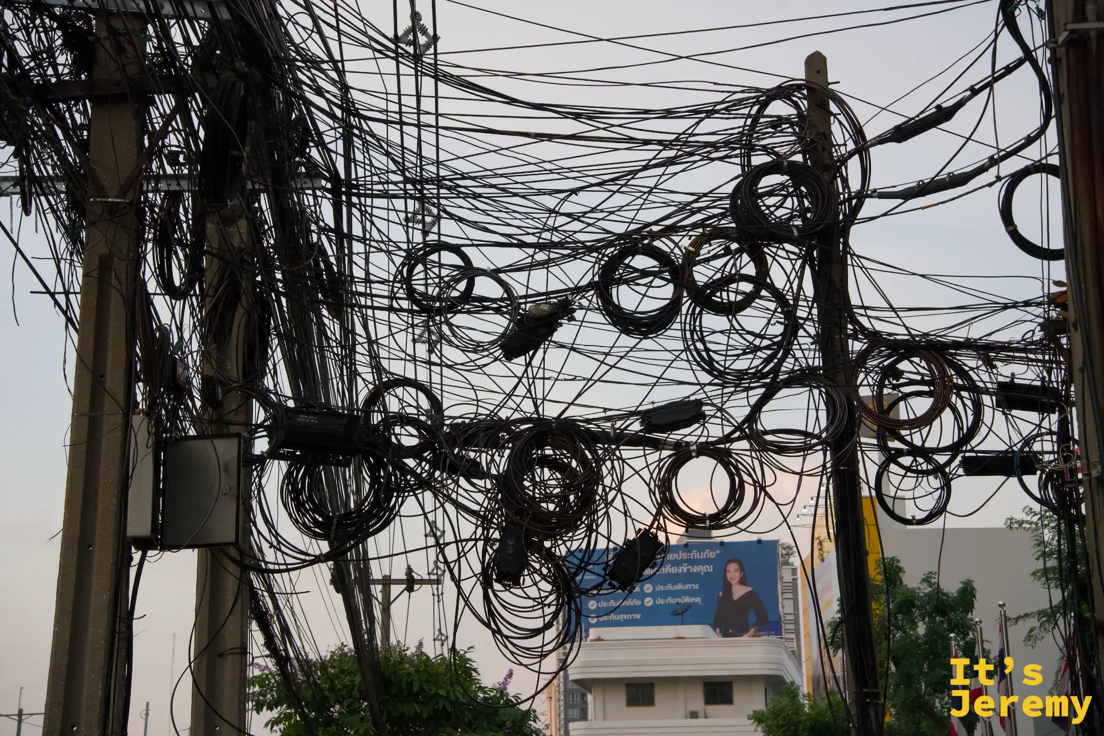 Sutthisan 站外的泰國特色電線