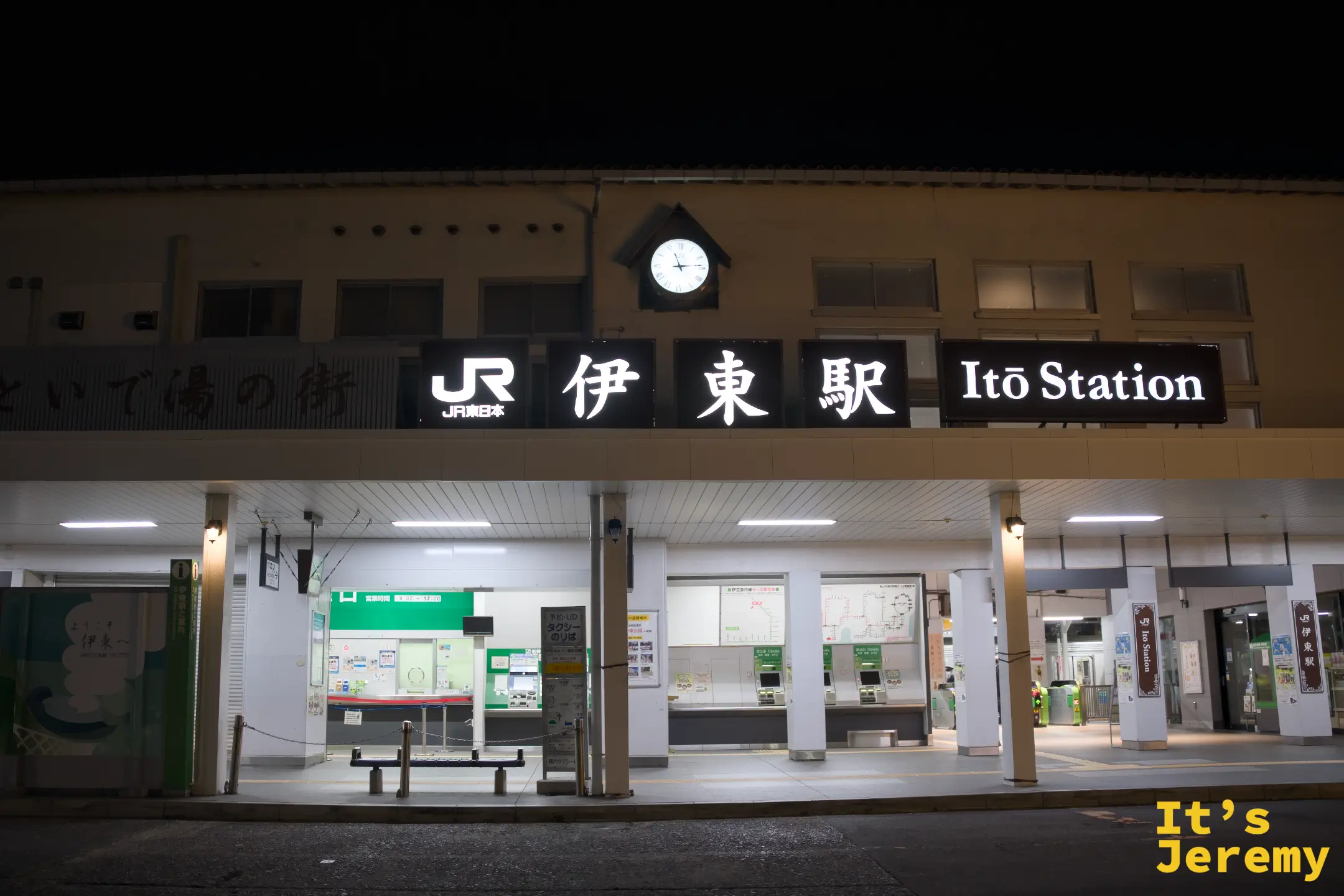 JR 伊東駅夜間外觀，招牌清晰可見，站前廣場安靜無人
